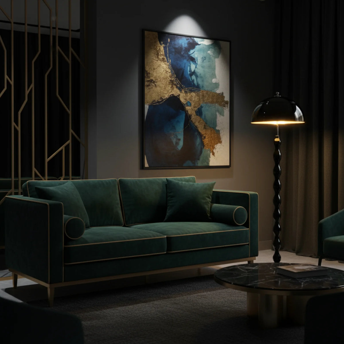 Lampadaire noir allumé près d'un canapé en velours vert, dans un salon sombre et élégant