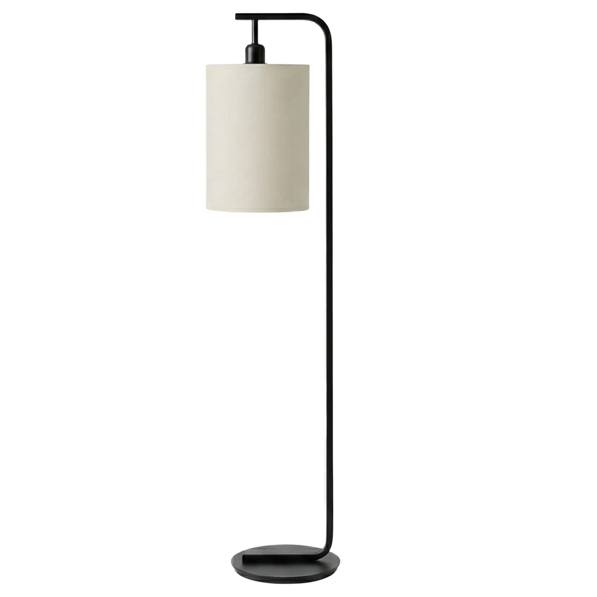 Lampadaire noir à bras courbé et abat-jour cylindre en tissu écru, sur fond blanc