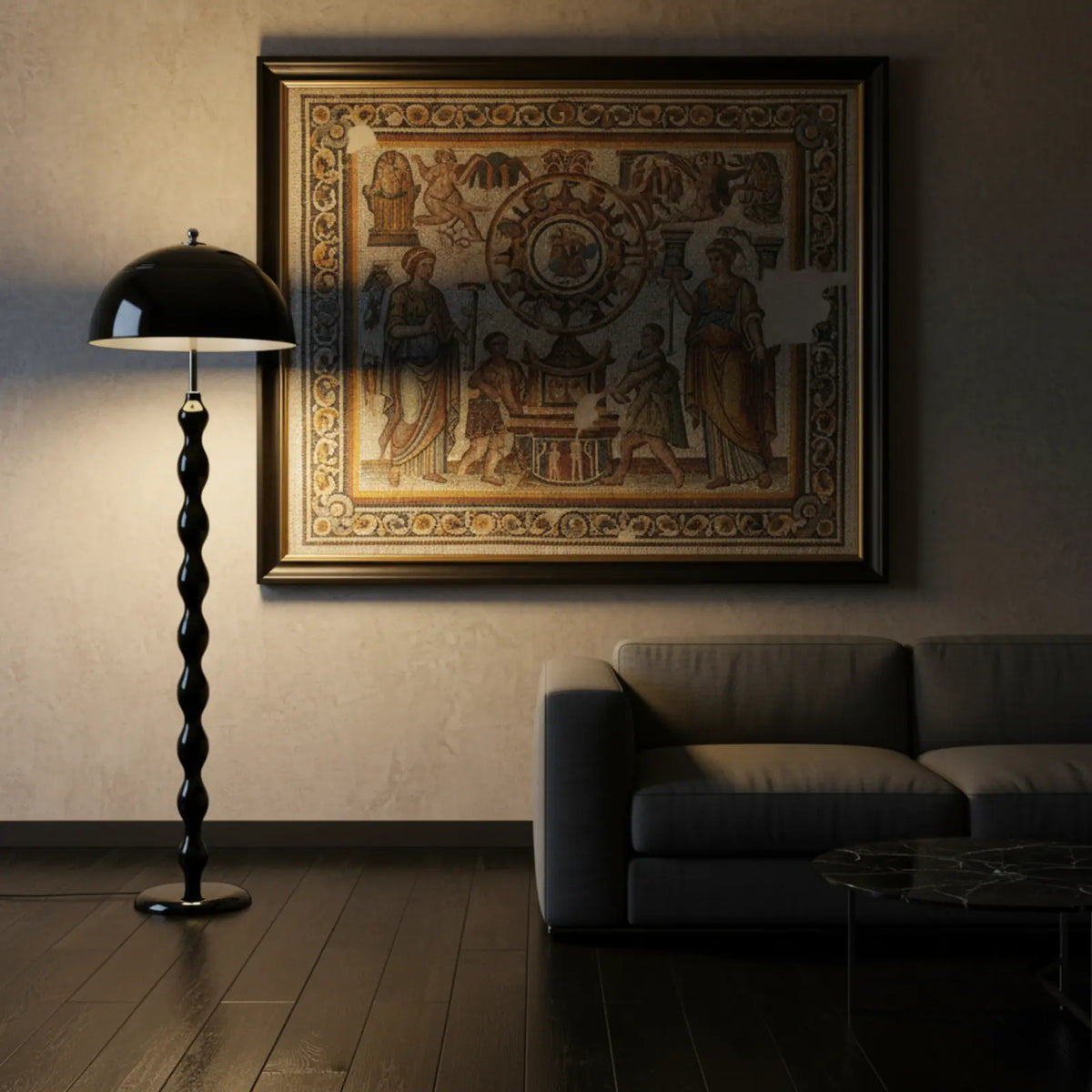 Lampadaire noir allumé près d'un canapé gris, sous un tableau de mosaïque antique encadré