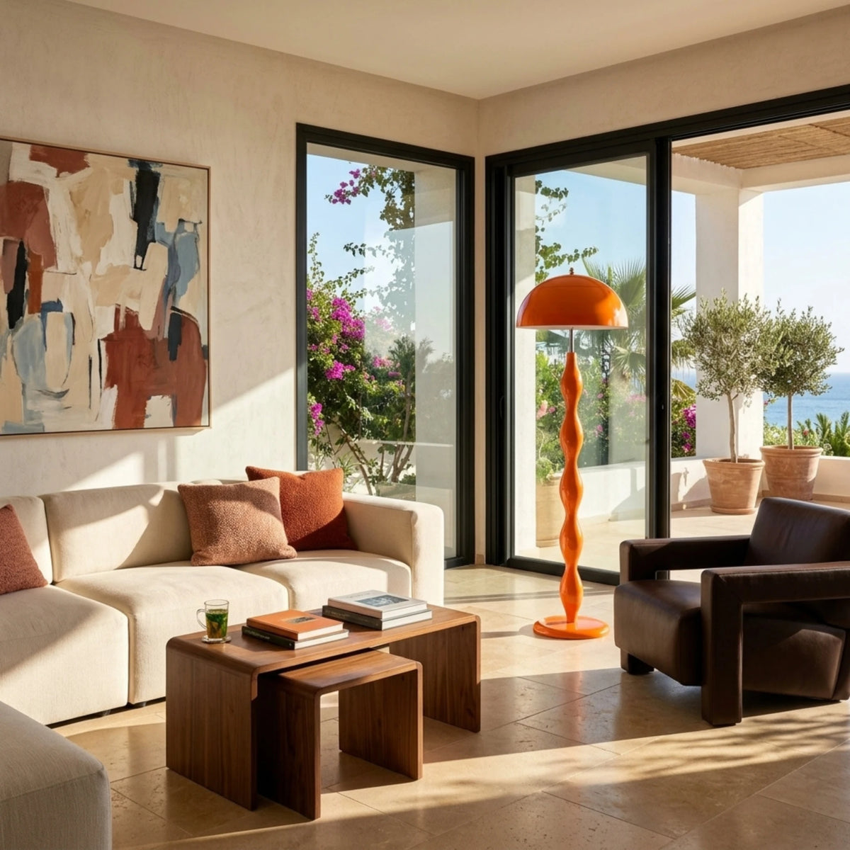 Lampadaire design orange dans un salon contemporain lumineux avec vue mer, canapé crème et tables en bois