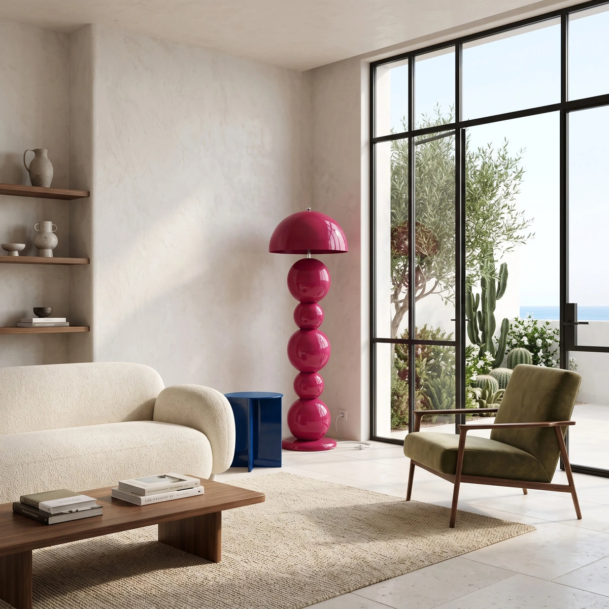 Lampadaire fuchsia à boules à côté d'une grande baie vitrée, avec canapé blanc et fauteuil vert olive