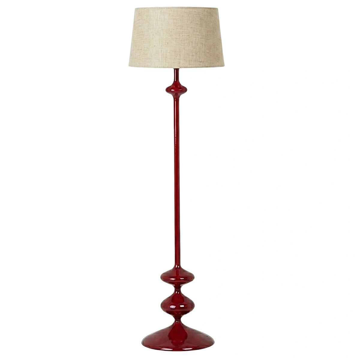 Lampadaire rouge Rubis en bois tourné à la main avec abat-jour en lin beige, vue complète sur fond blanc