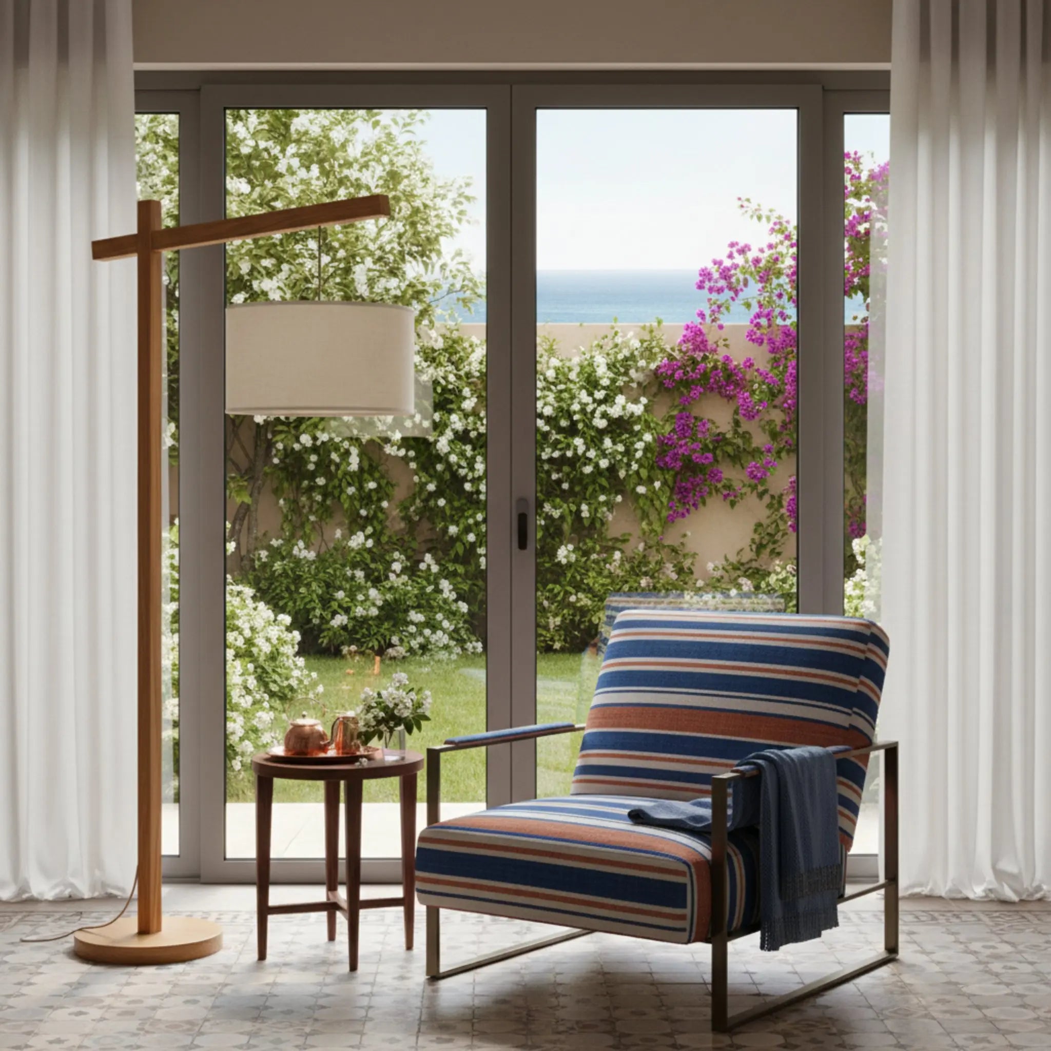 Lampadaire bois frêne fait main Tunisie salon vue mer
jardin fleuri fauteuil rayé — luminaire Fiolla Home
