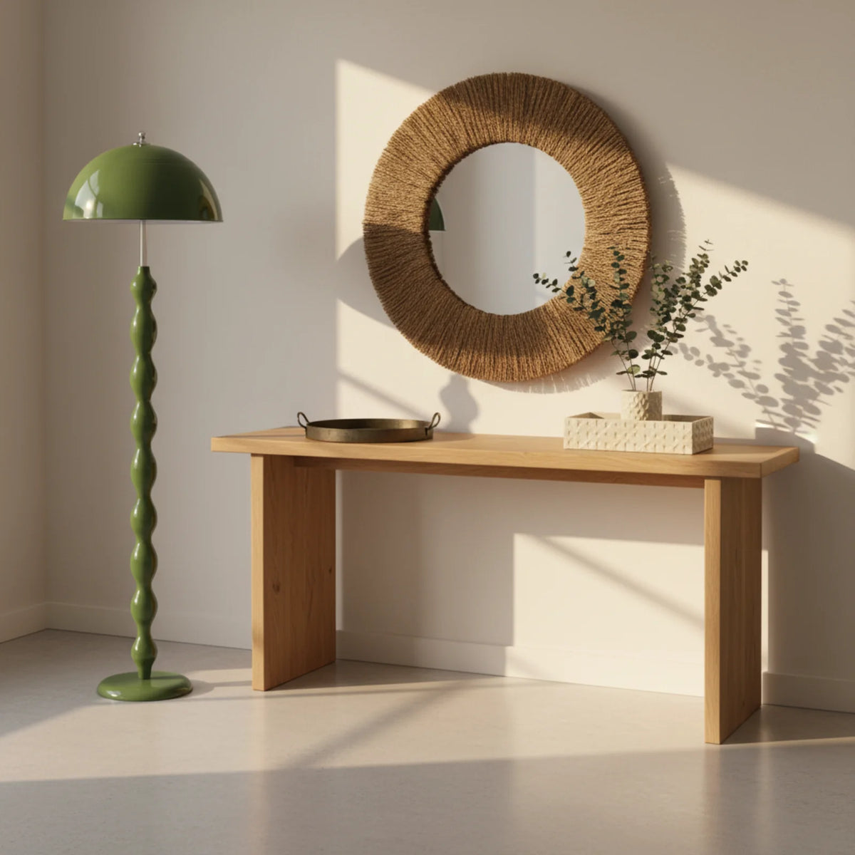 Lampadaire vert olive dans une entrée, près d'une console en bois et d'un miroir rond en corde