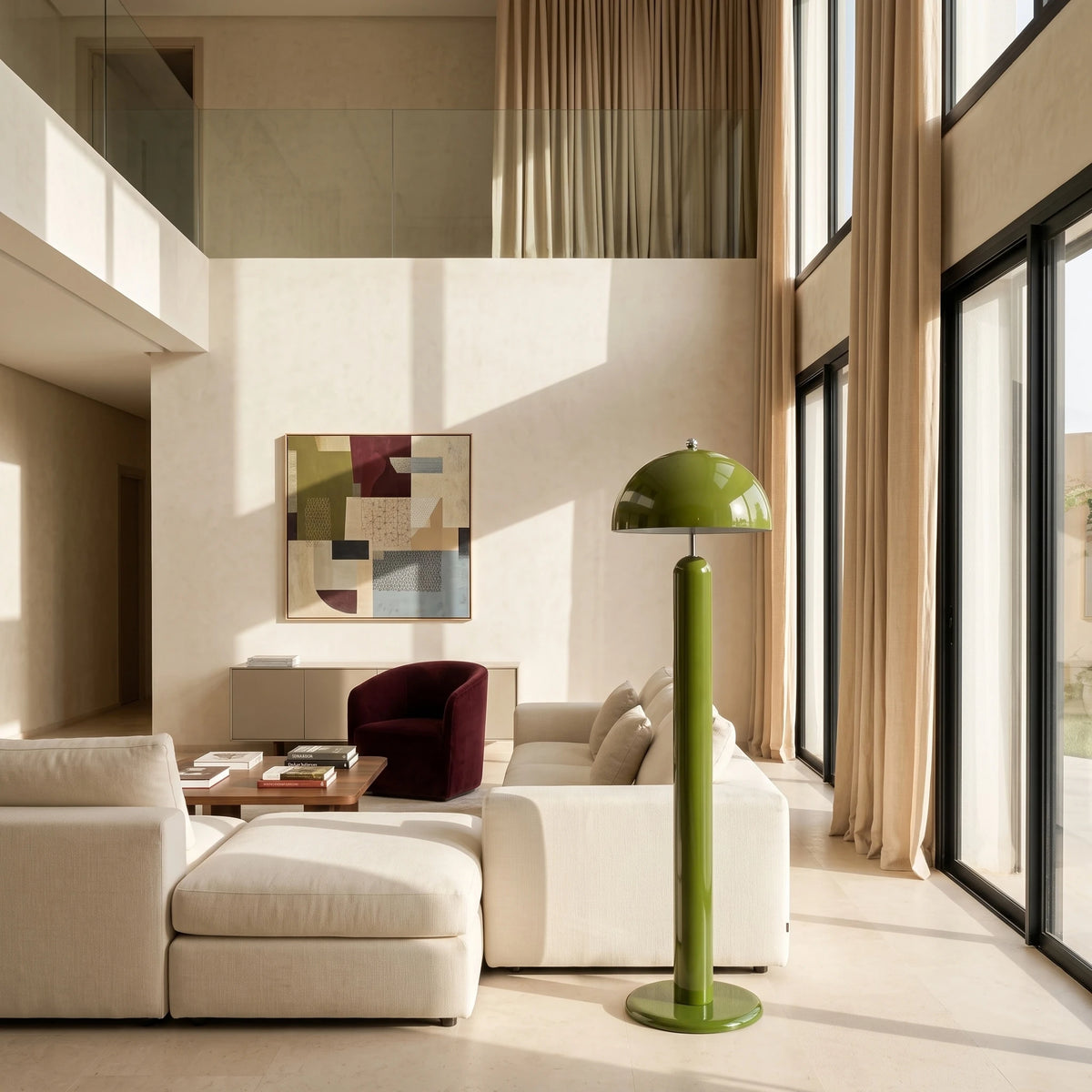 Lampadaire vert champignon dans un salon double hauteur avec canapé d'angle écru et grandes baies vitrées