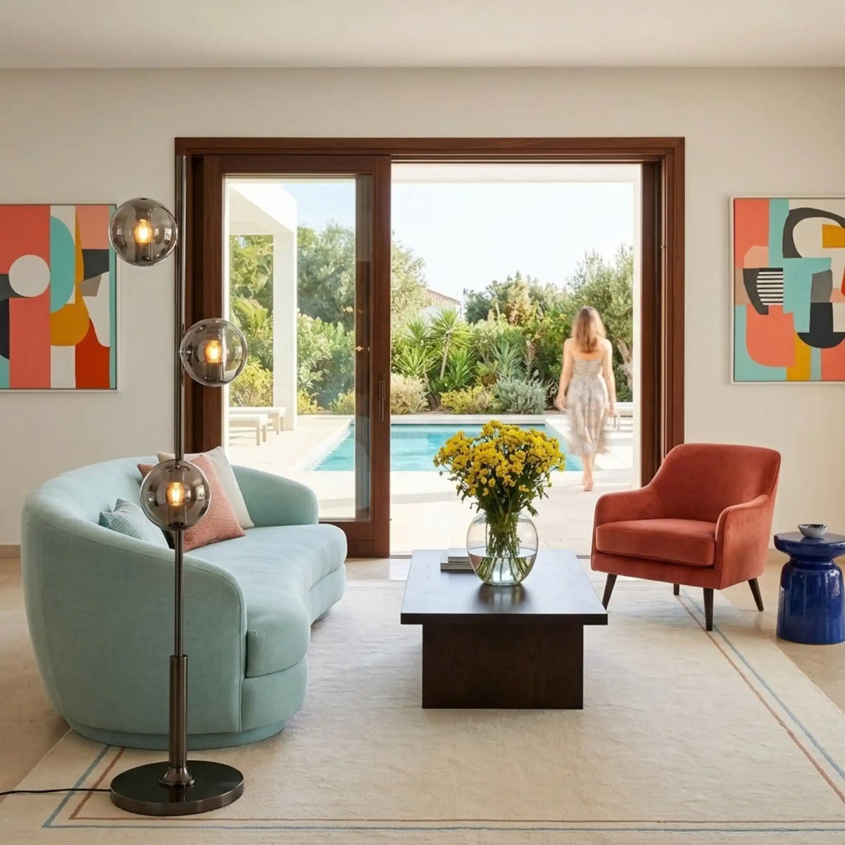 Lampadaire à 3 globes dans un salon de villa lumineux ouvert sur la piscine