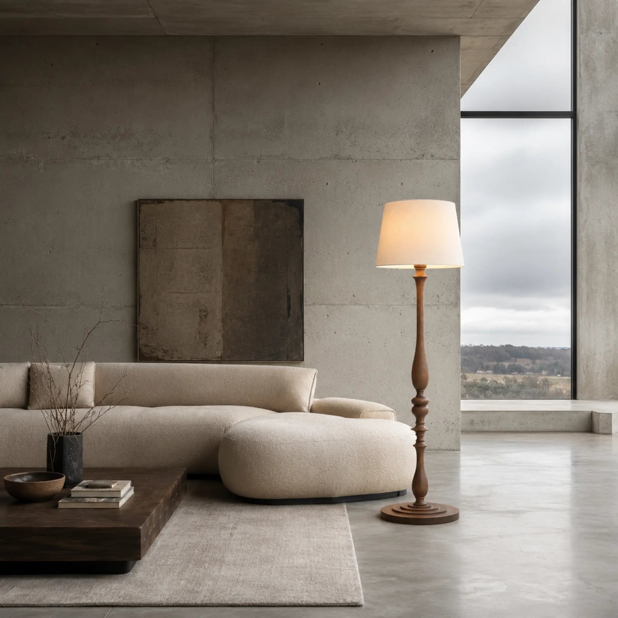 Lampadaire vintage en bois tourné dans un salon contemporain en béton avec canapé beige, éclairage design Tunisie