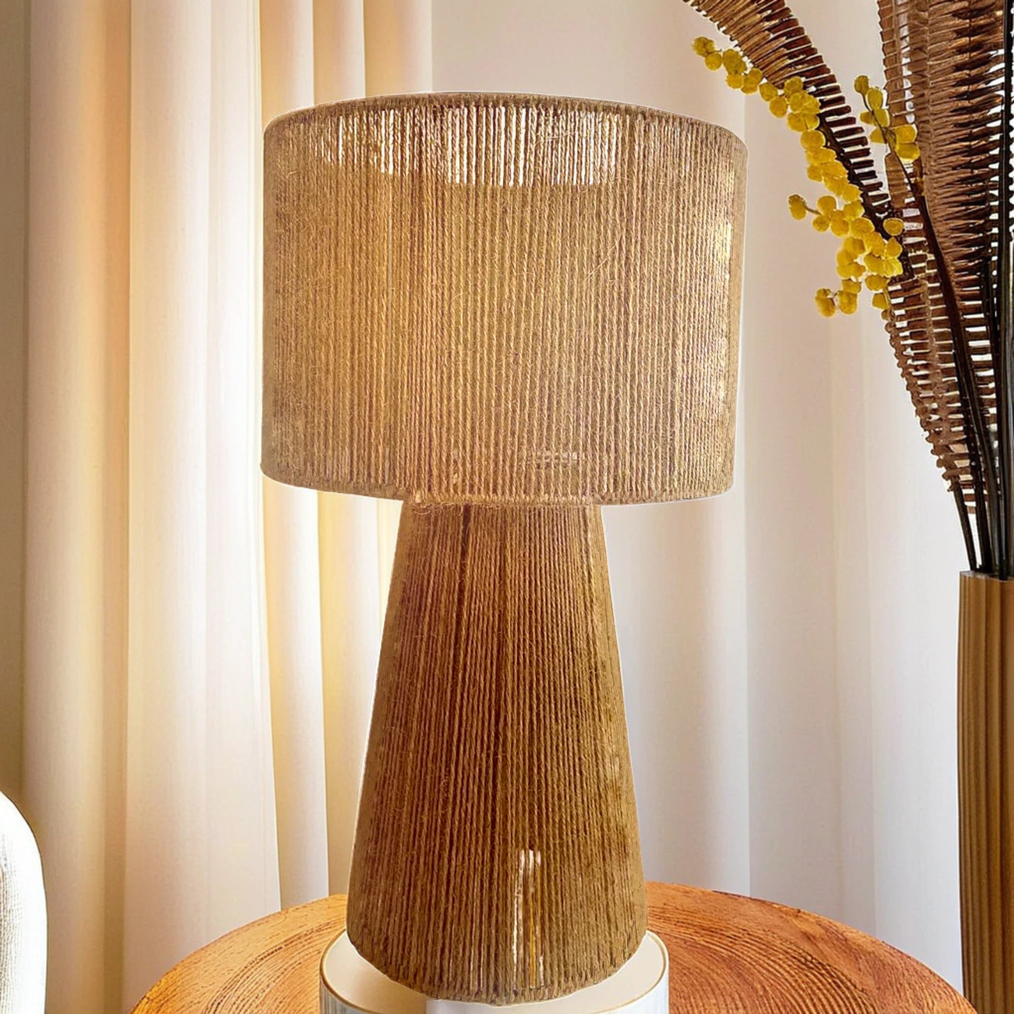 Lampe chevet jute et bois, parfaite pour creer une ambiance relaxante dans la chambre.