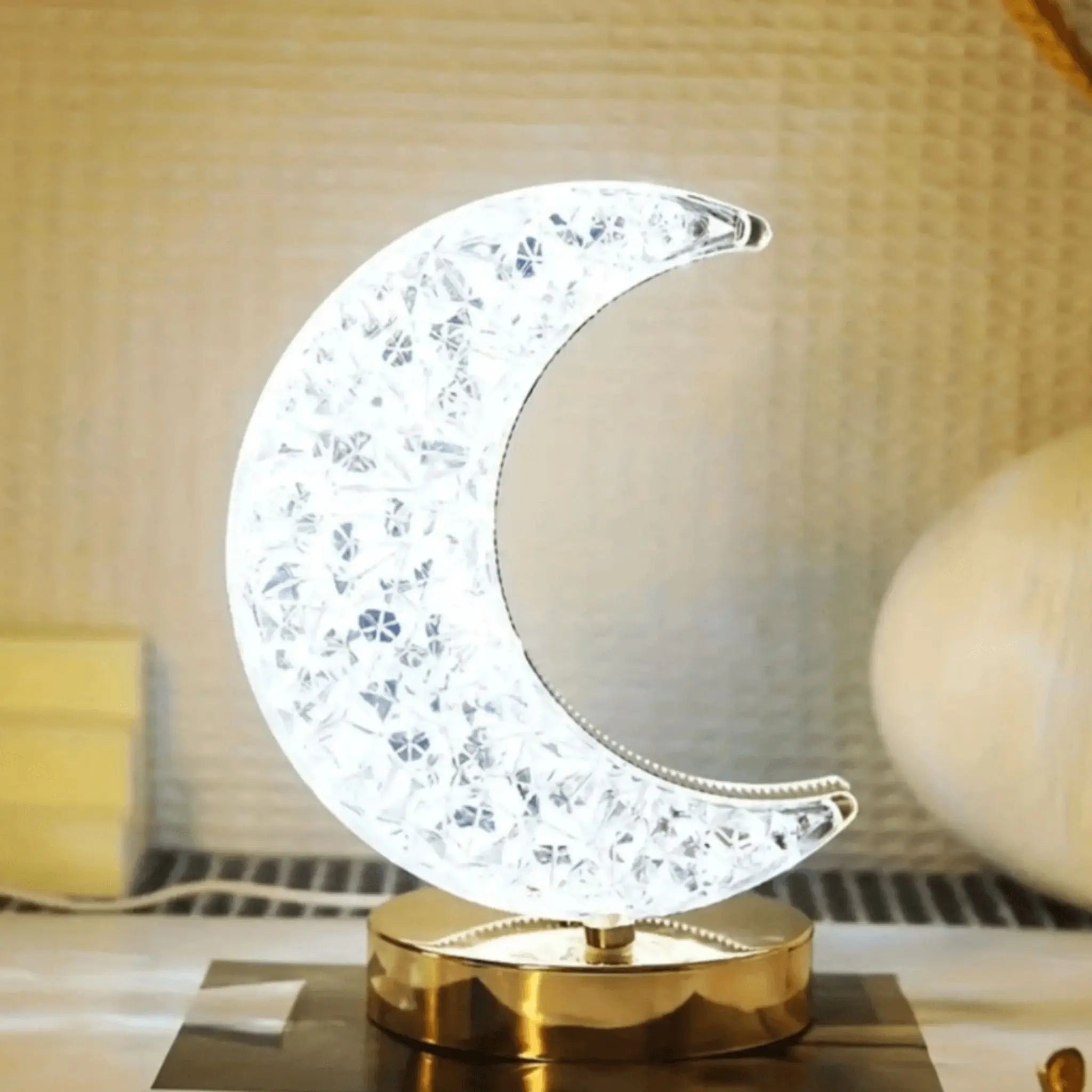 Lampe croissant en cristal avec lumière éclatante, idéale pour créer une ambiance lumineuse et élégante dans la décoration intérieure