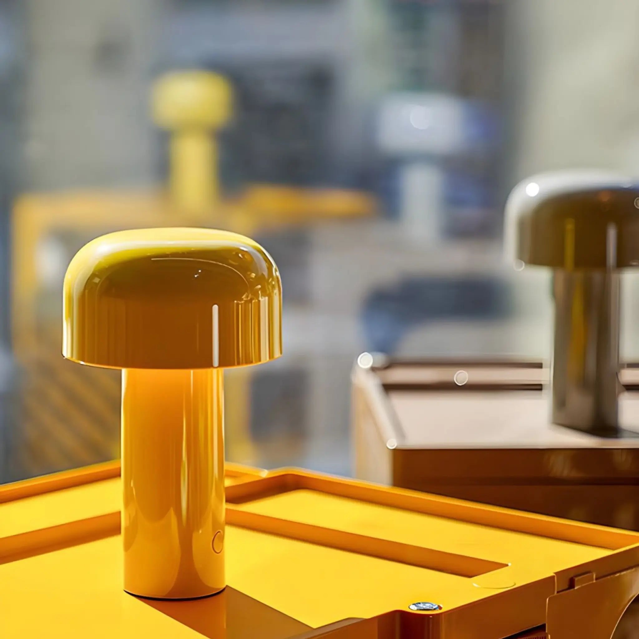 Lampe de bureau LED jaune au design champignon, mise en scène dans un décor industriel en Tunisie.
