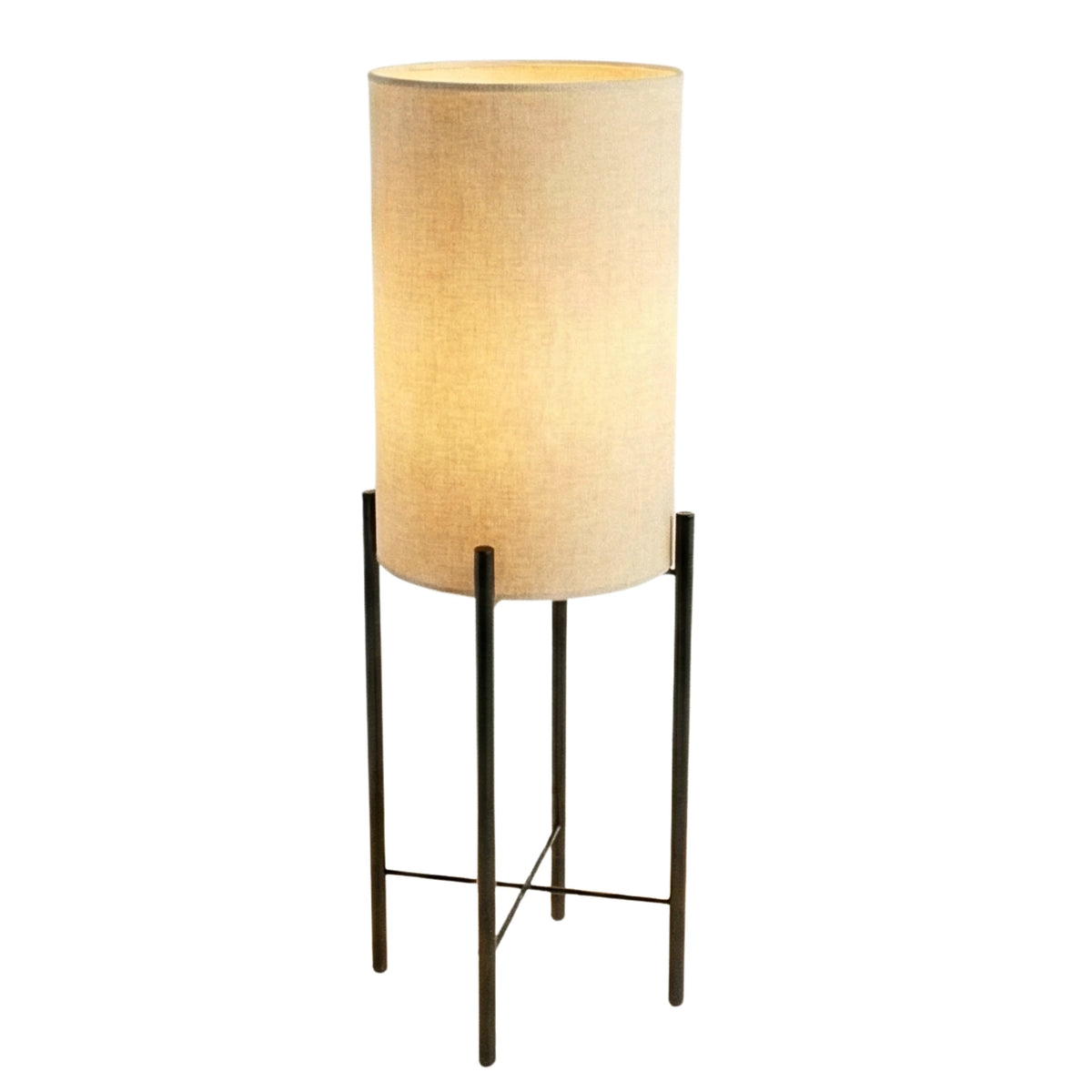 Lampe sur pied avec abat-jour cylindrique en lin beige et pieds fins en métal noir, sur fond blanc