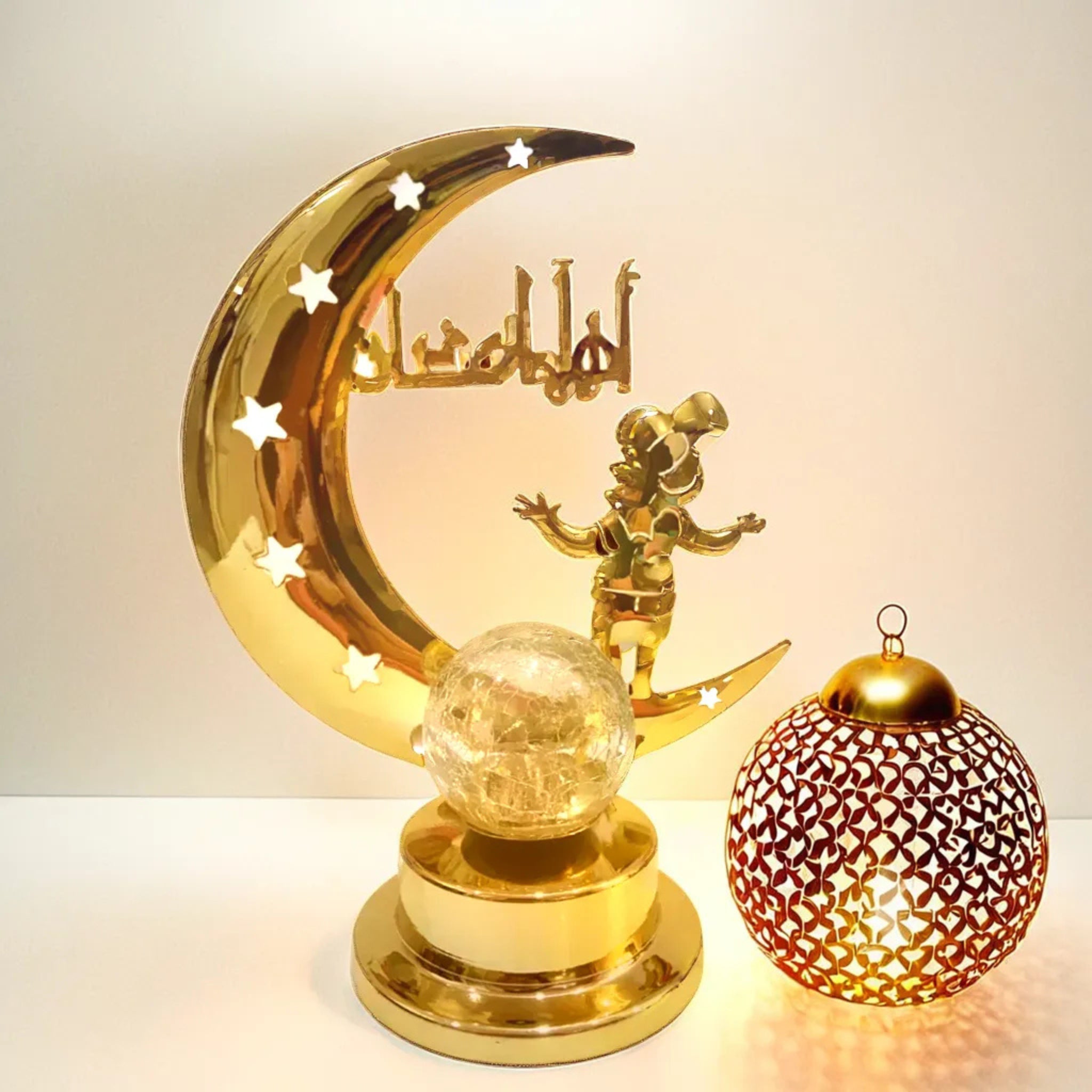 Lanterne dorée de Ramadhan avec croissant de lune et figurine, accompagnée d'une lanterne ajourée pour décoration festive