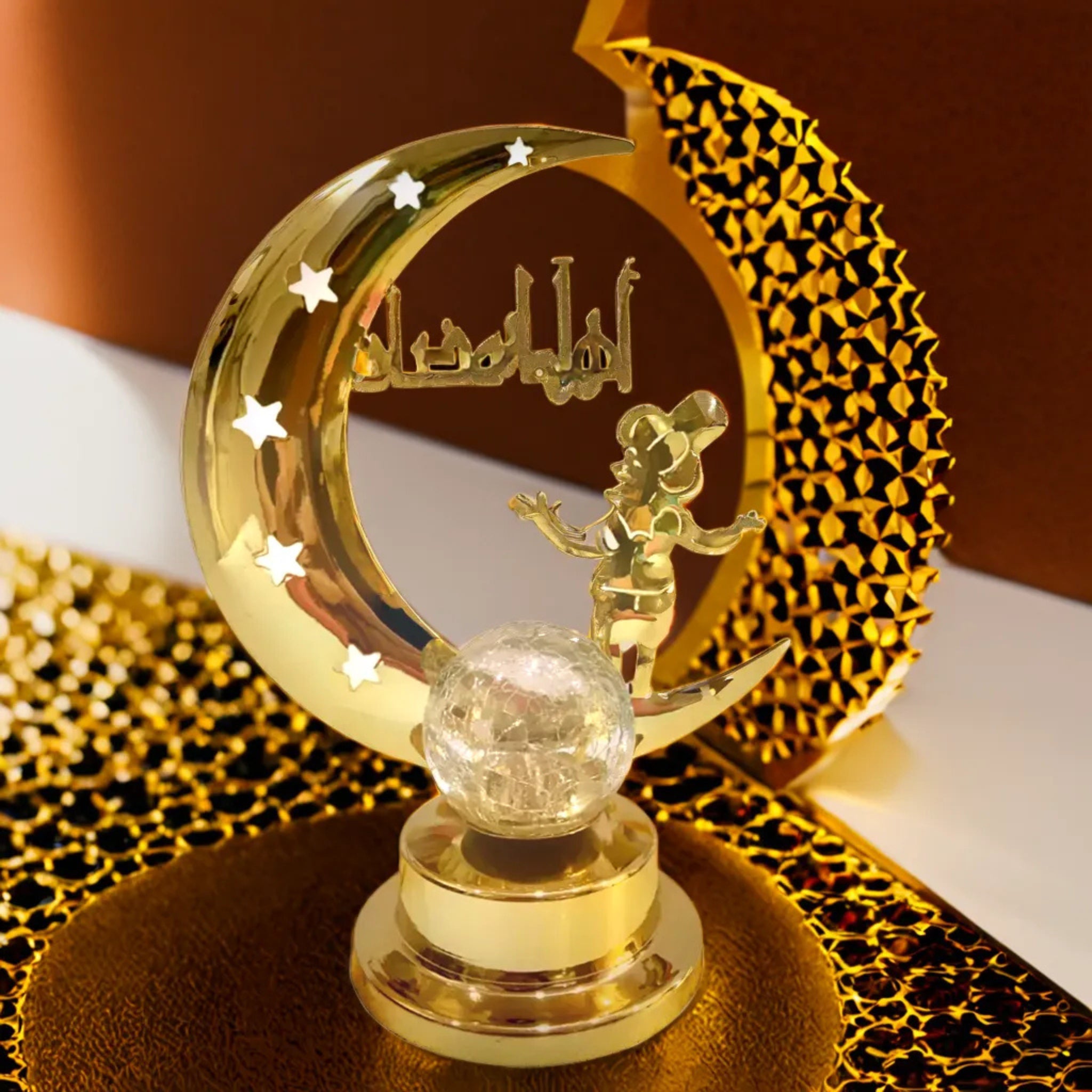 Lanterne dorée de Ramadhan avec croissant de lune et motif ajouré doré, créant une ambiance festive
