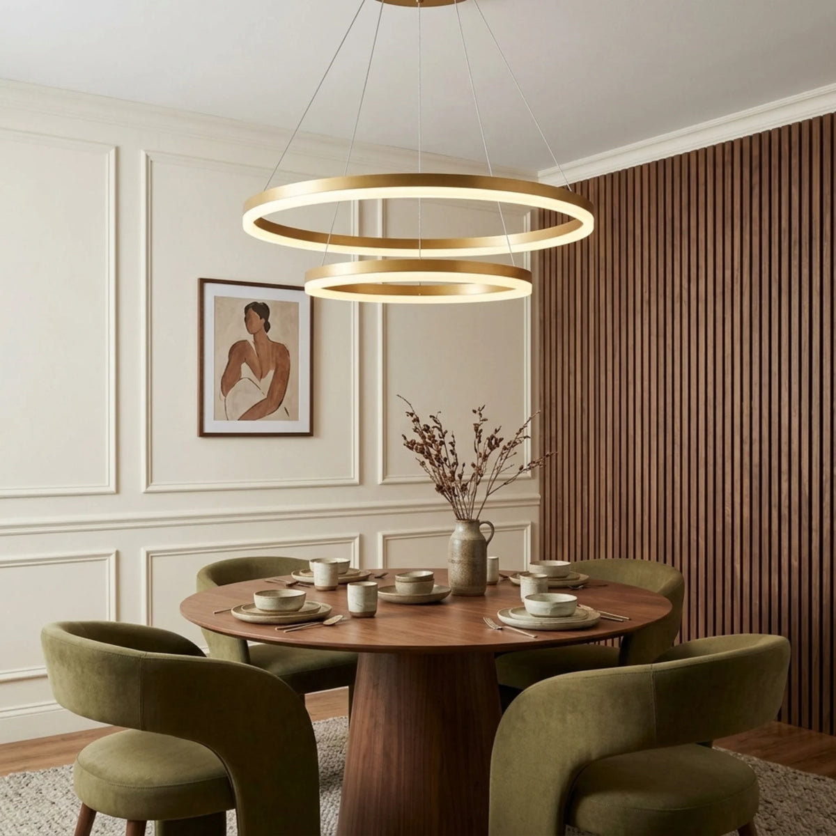 Lustre à anneaux LED doré au-dessus d'une table à manger ronde en noyer