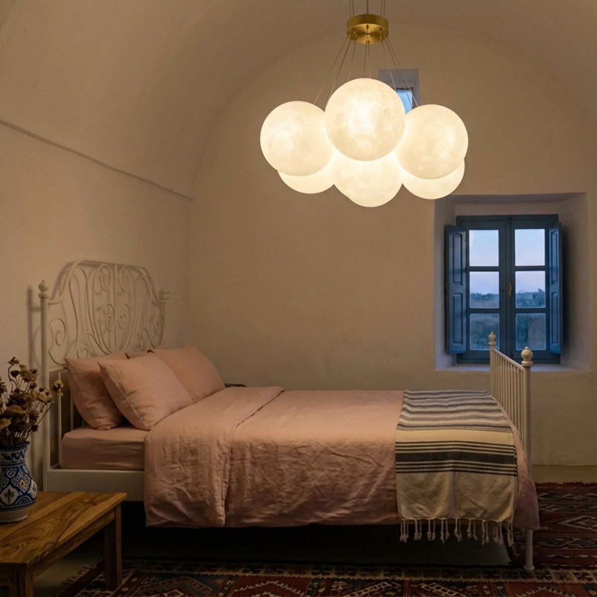 Lustre lune dans une chambre rustique méditerranéenne aux volets bleus