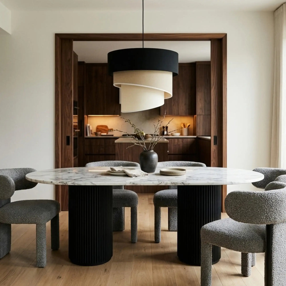 Suspension trois tons au-dessus d'une table ovale en marbre, chaises bouclette grises