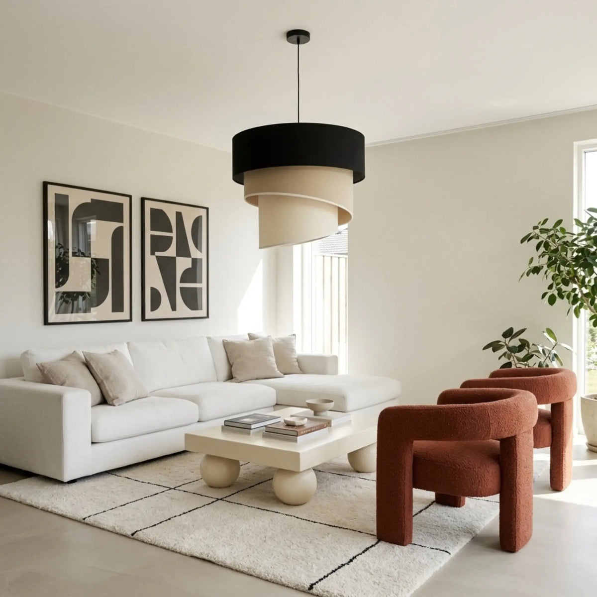 Suspension noir et crème dans un salon au canapé blanc et fauteuils bouclette rouille