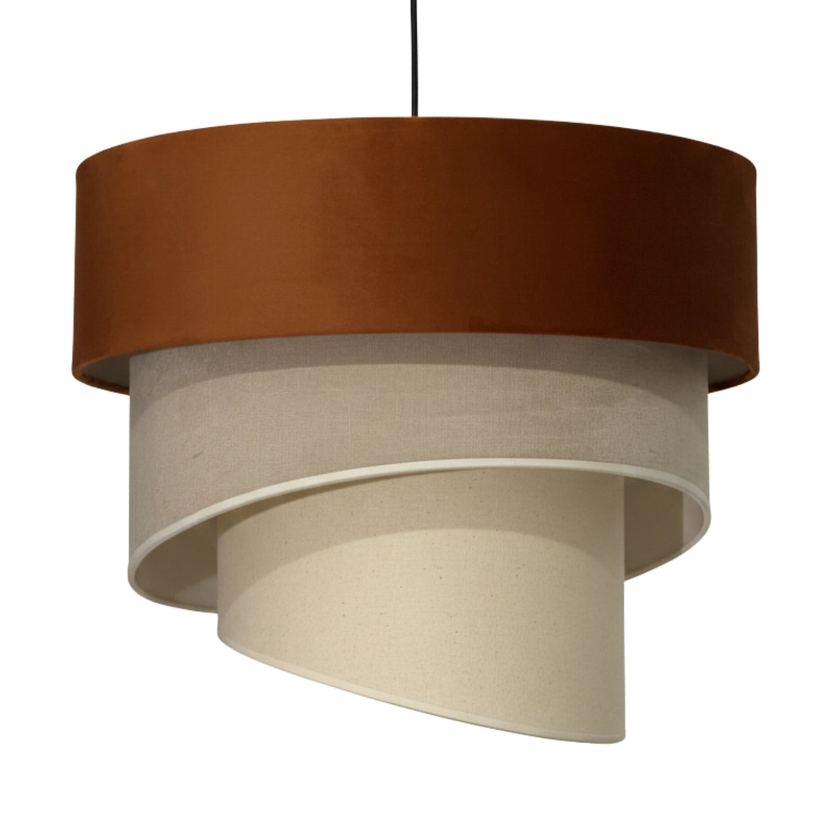 Lustre en velours terracotta et spirales de tissu beige crème, de Fiolla Home, sur fond blanc