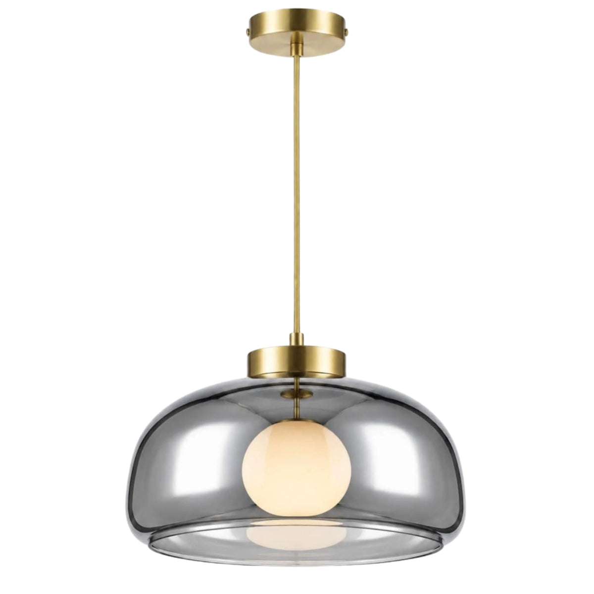 Lustre en verre fumé noir avec globe opale et tige en métal doré brossé, de Fiolla Home, sur fond blanc