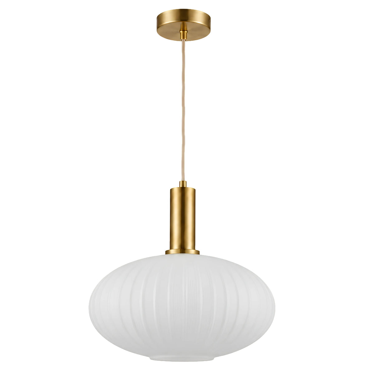 Lustre ovale en verre opale cannelé blanc sur monture en métal doré brossé, de Fiolla Home, sur fond blanc