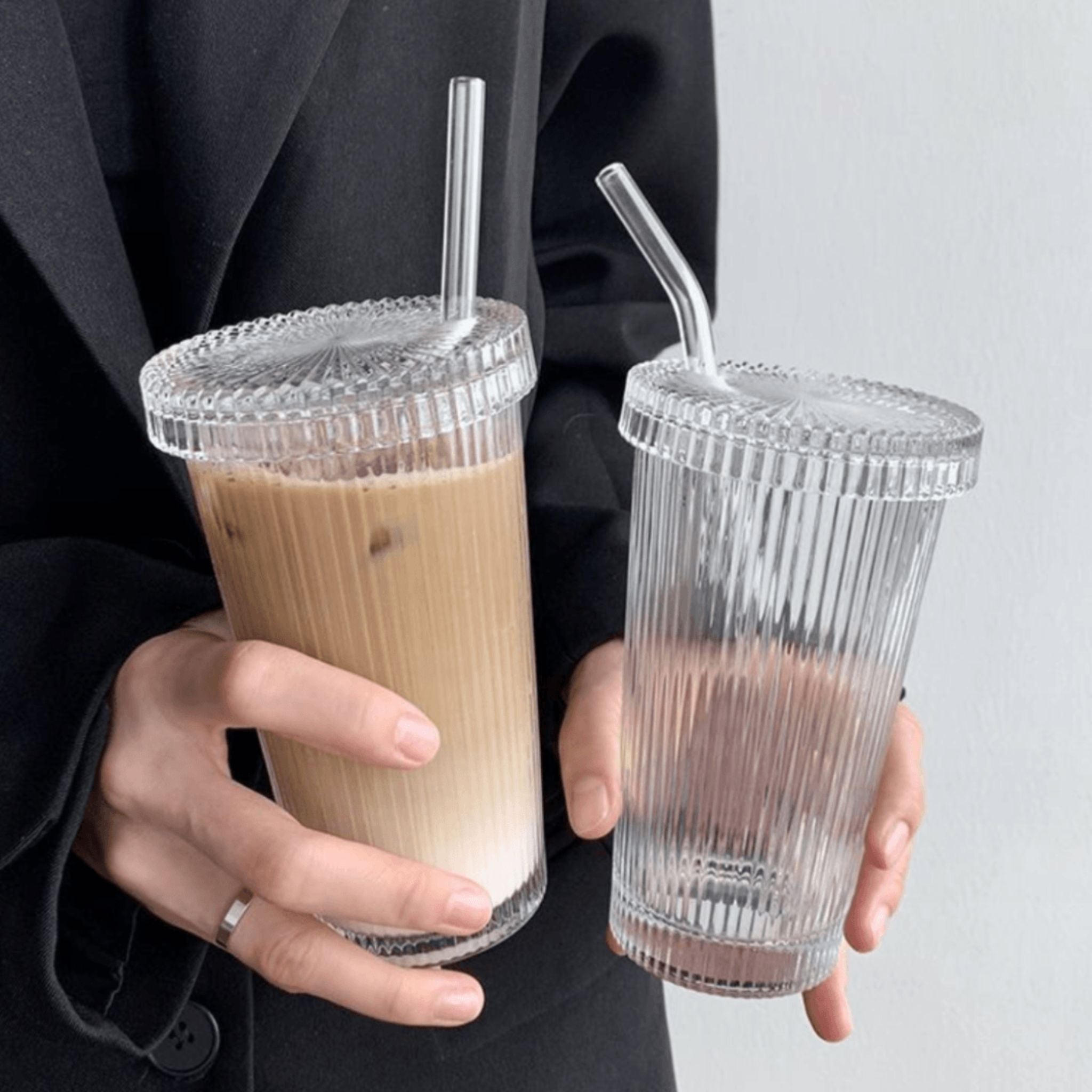 Tasse rayée avec paille, idéale pour smoothies et jus