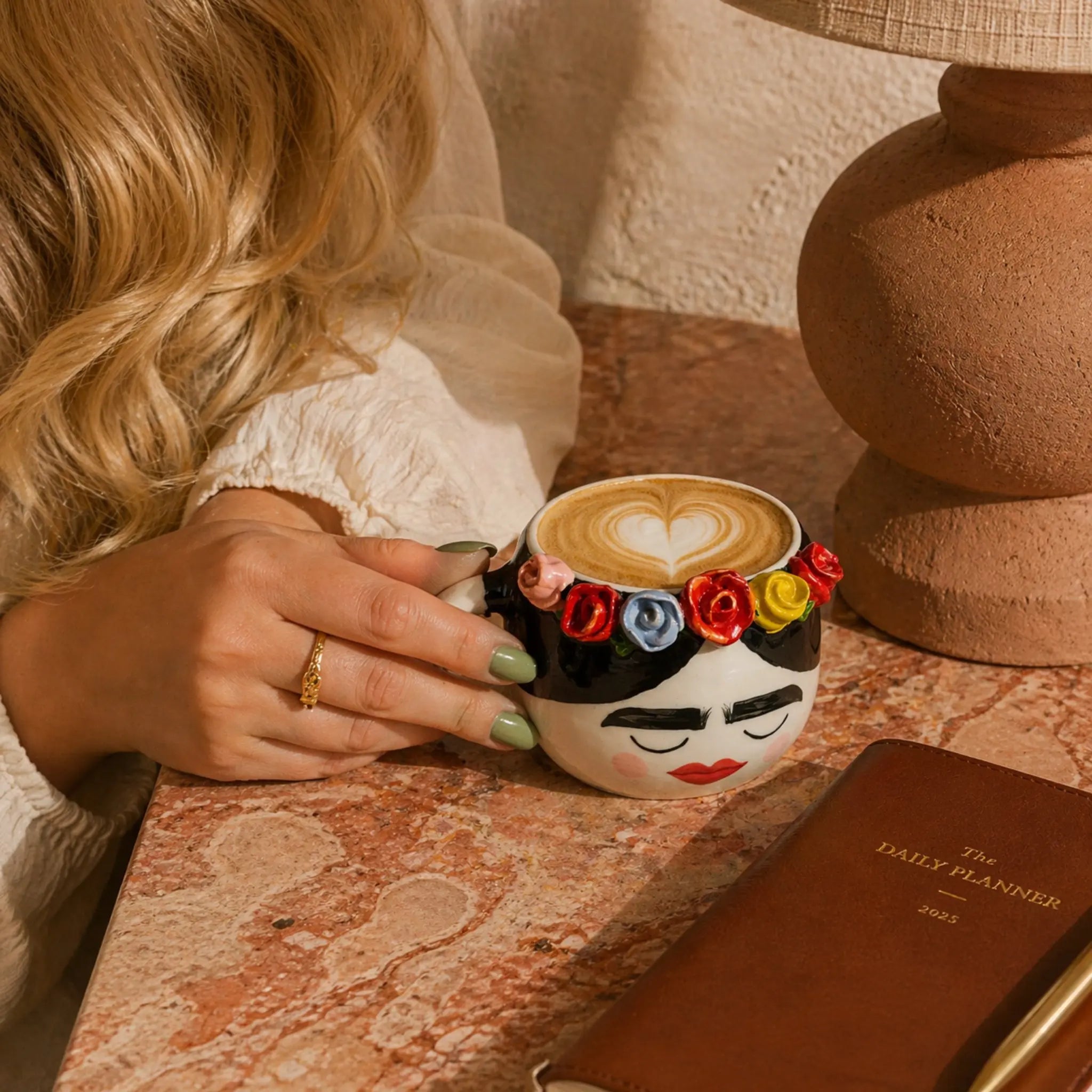 Tasse Frida Kahlo latte art cĆur cĂ©ramique roses
3D fait main Tunisie â artisanale Fiolla Home