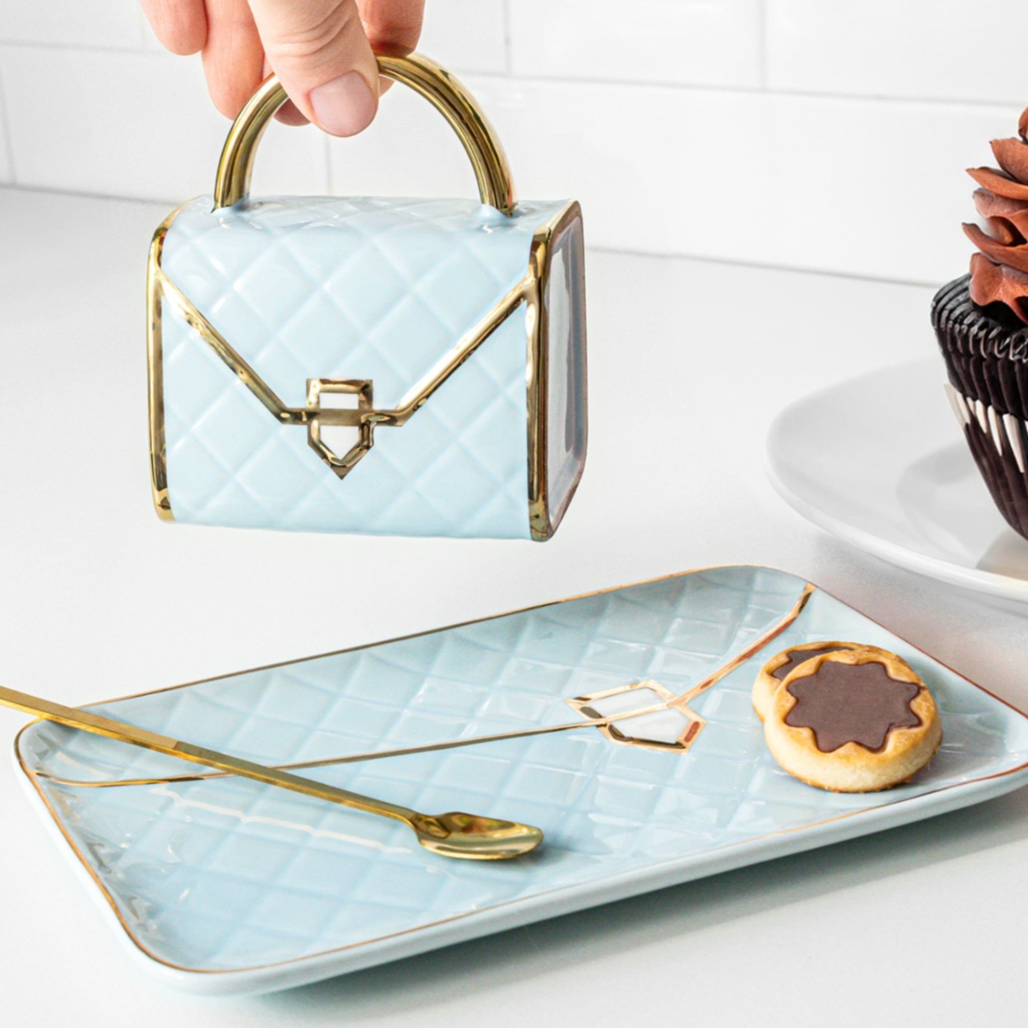 Mug sac à main avec poignée dorée et soucoupe assortie