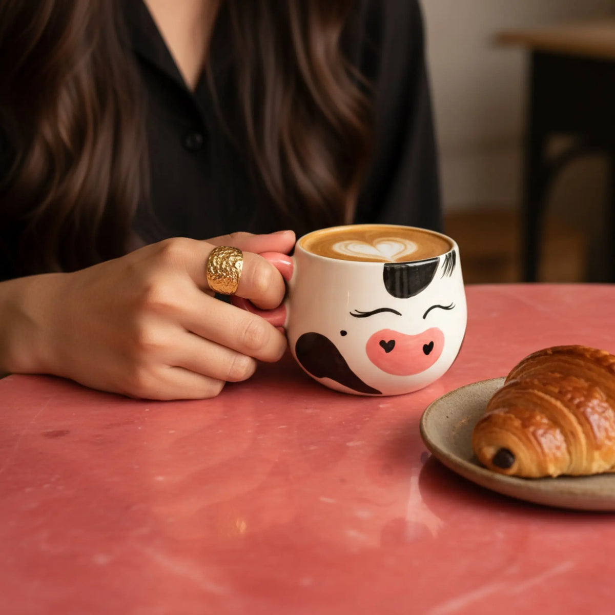 Tasse café vache kawaii céramique noir blanc anse
rose fait main Tunisie latte art — Fiolla Home