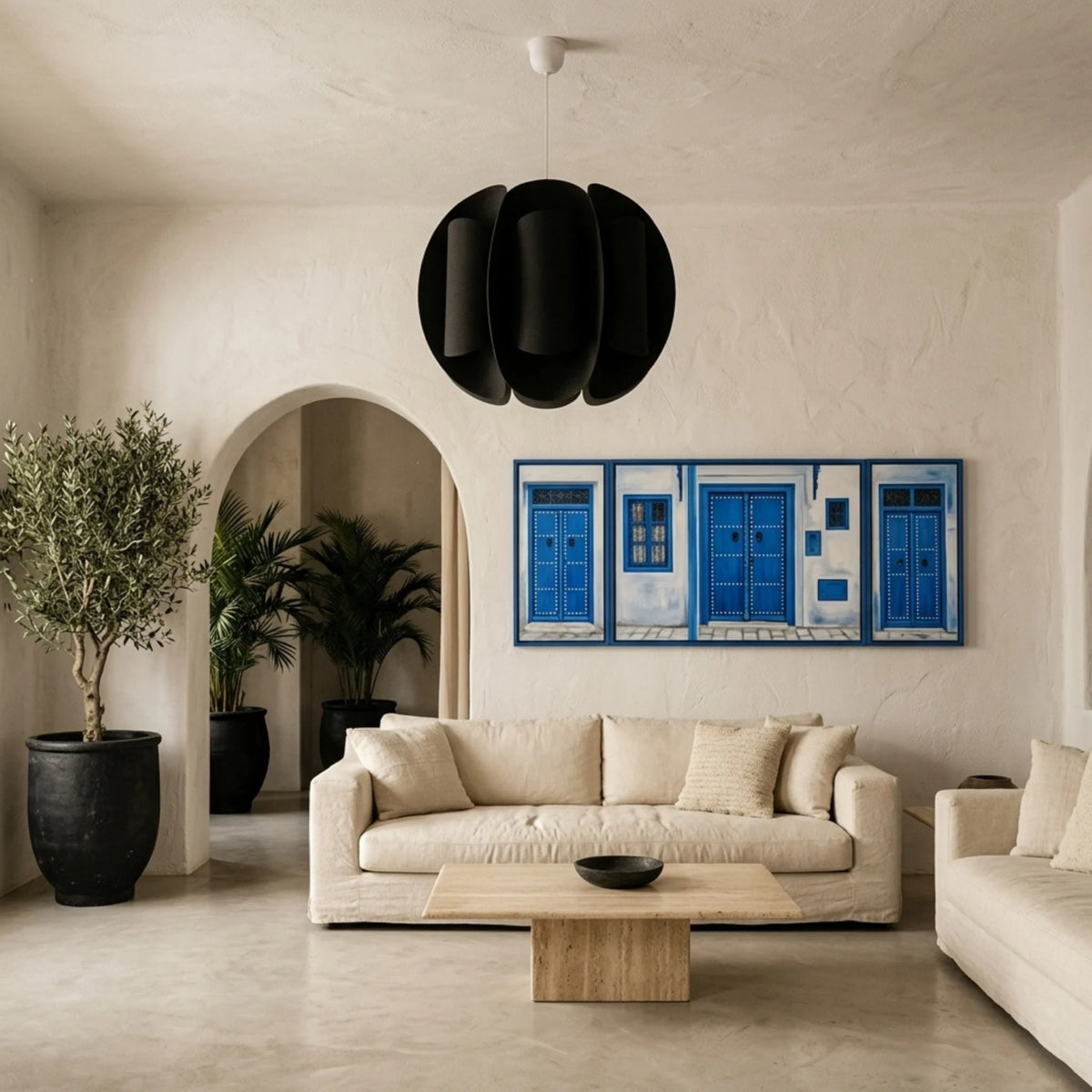 Suspension boule noire dans un salon avec tableau des portes bleues de Sidi Bou Saïd