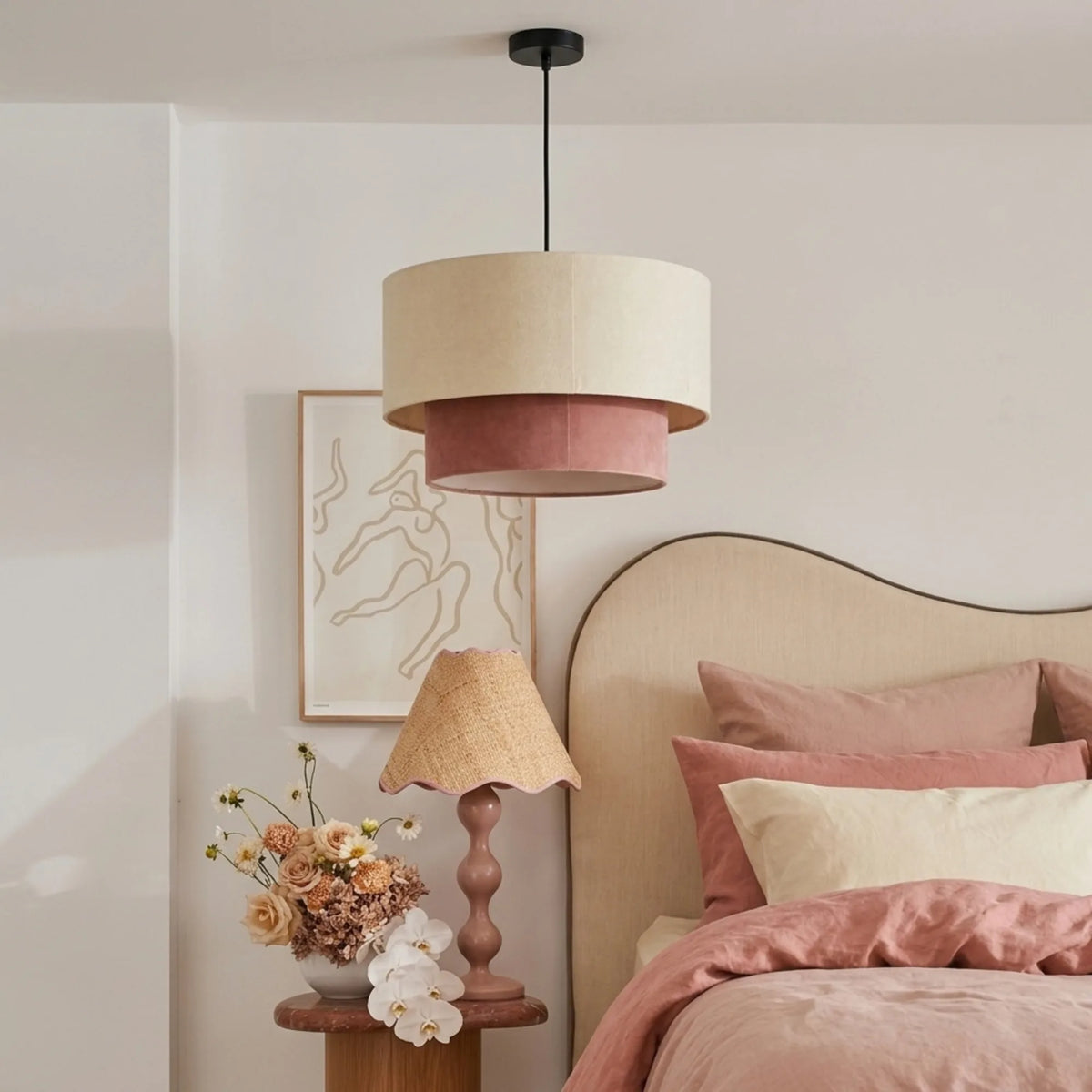 Gros plan sur la suspension à double abat-jour, tambour beige effet lin et tambour vieux rose velouté