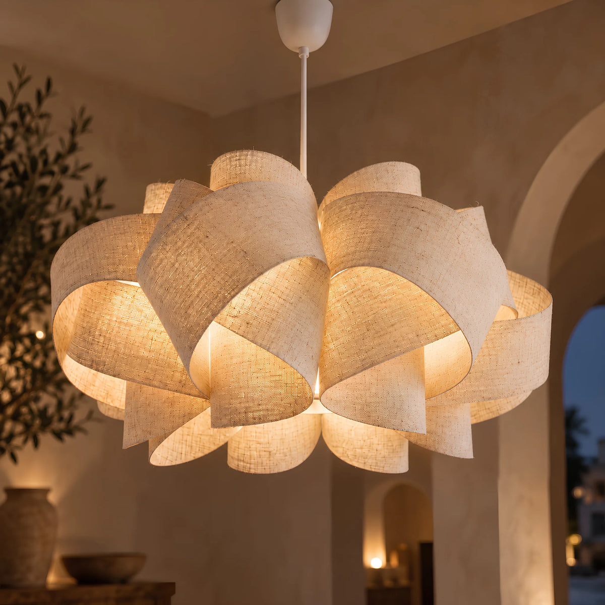 Suspension fleur en lin beige éclairant une chambre moderne aux tons neutres