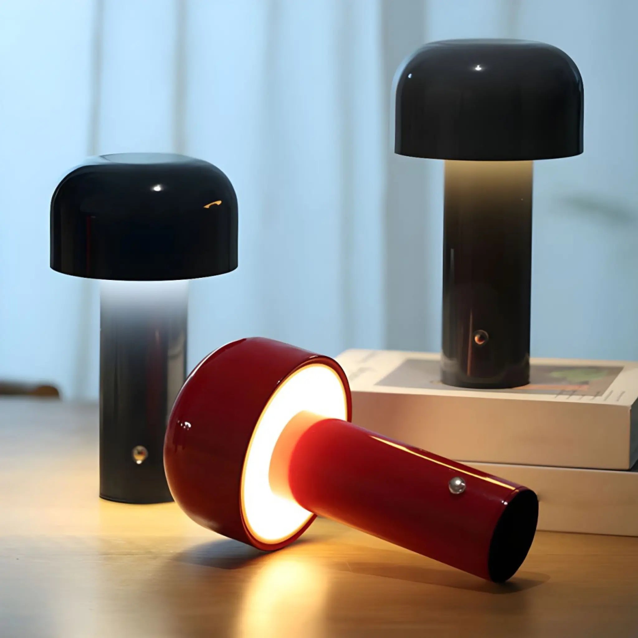 Veilleuses LED au design champignon en noir et rouge sur une table pour créer une ambiance chaleureuse en Tunisie.