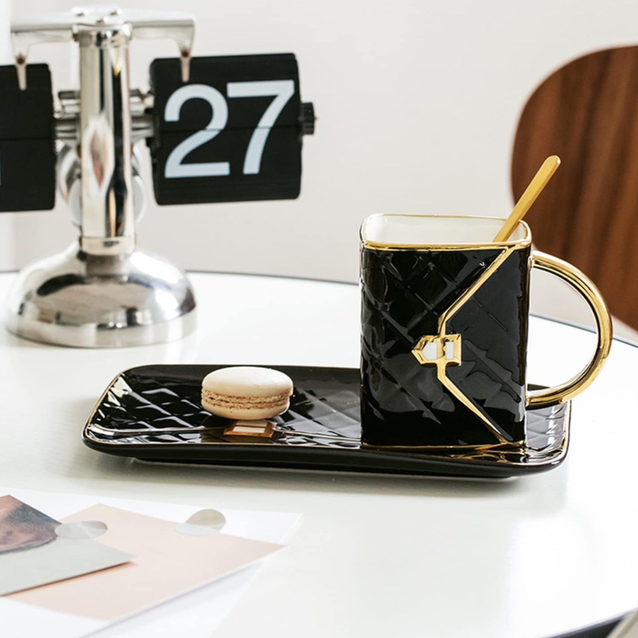 Vue latérale du mug sac à main élégant en céramique