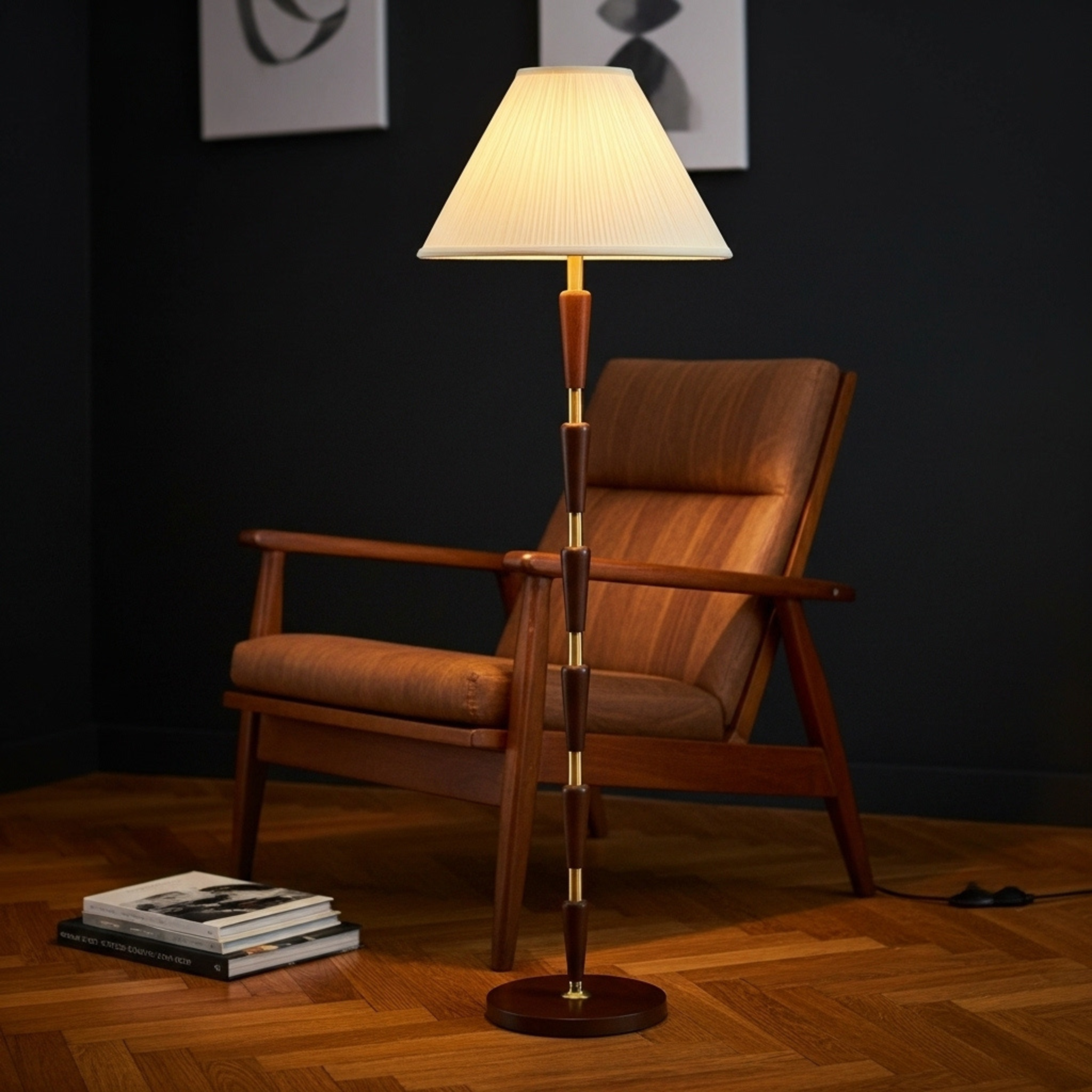 Lampadaire Mid-Century — laiton & noyer, abat-jour plissé crème