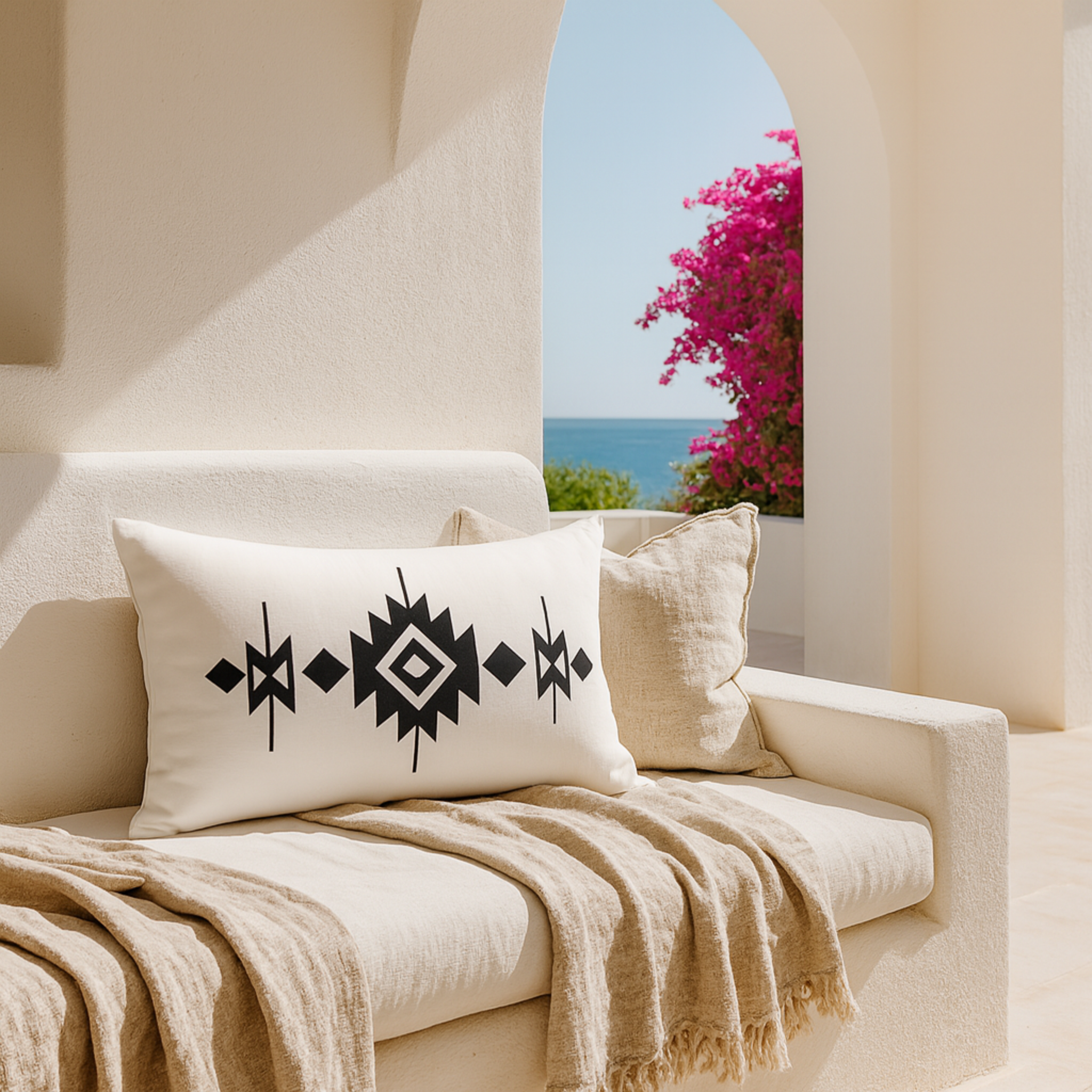 Coussin Motif Amazigh Noir & Blanc – Esprit Nomade Tunisie