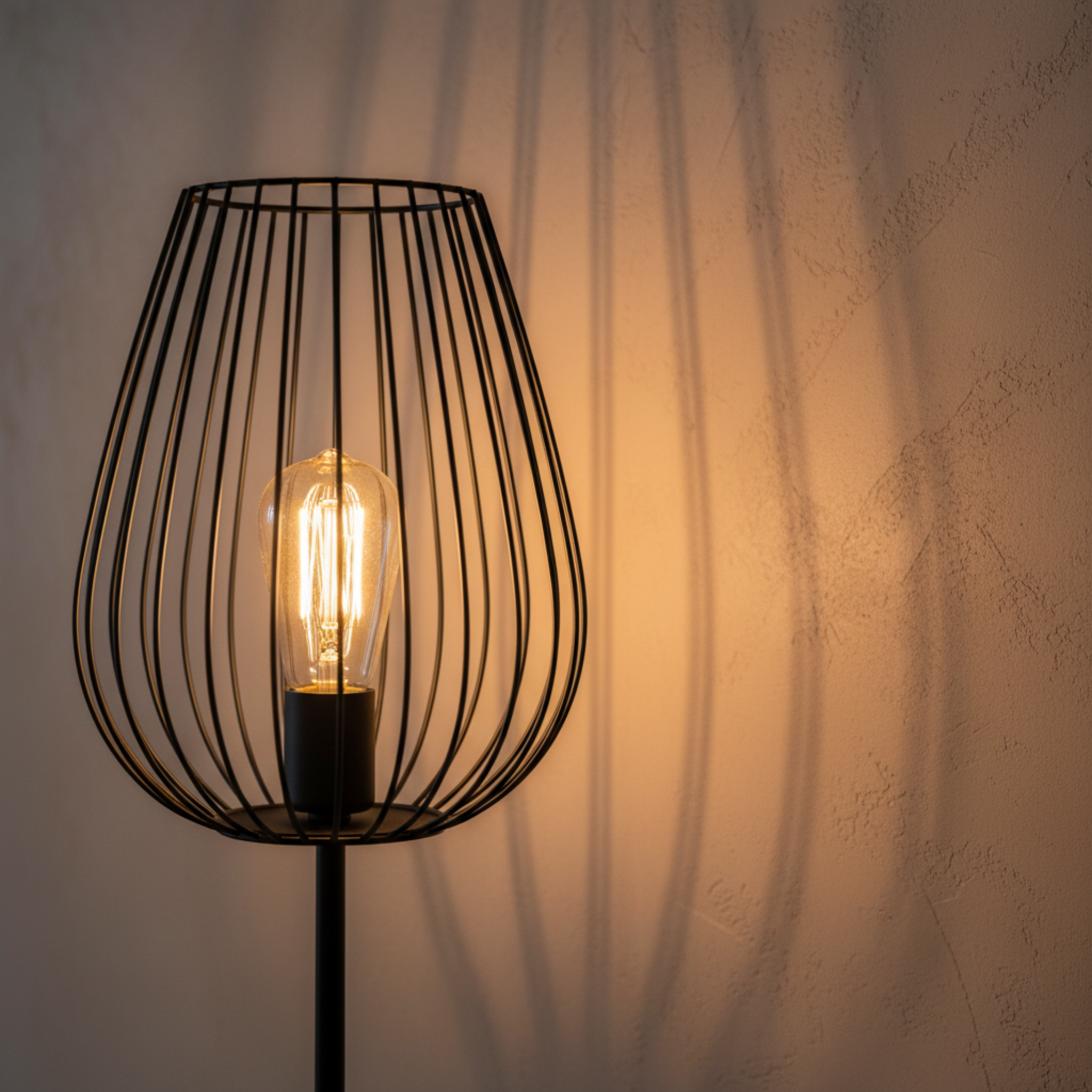 Lampadaire Design Industriel en Métal Noir – Élégance & Style Tunisie