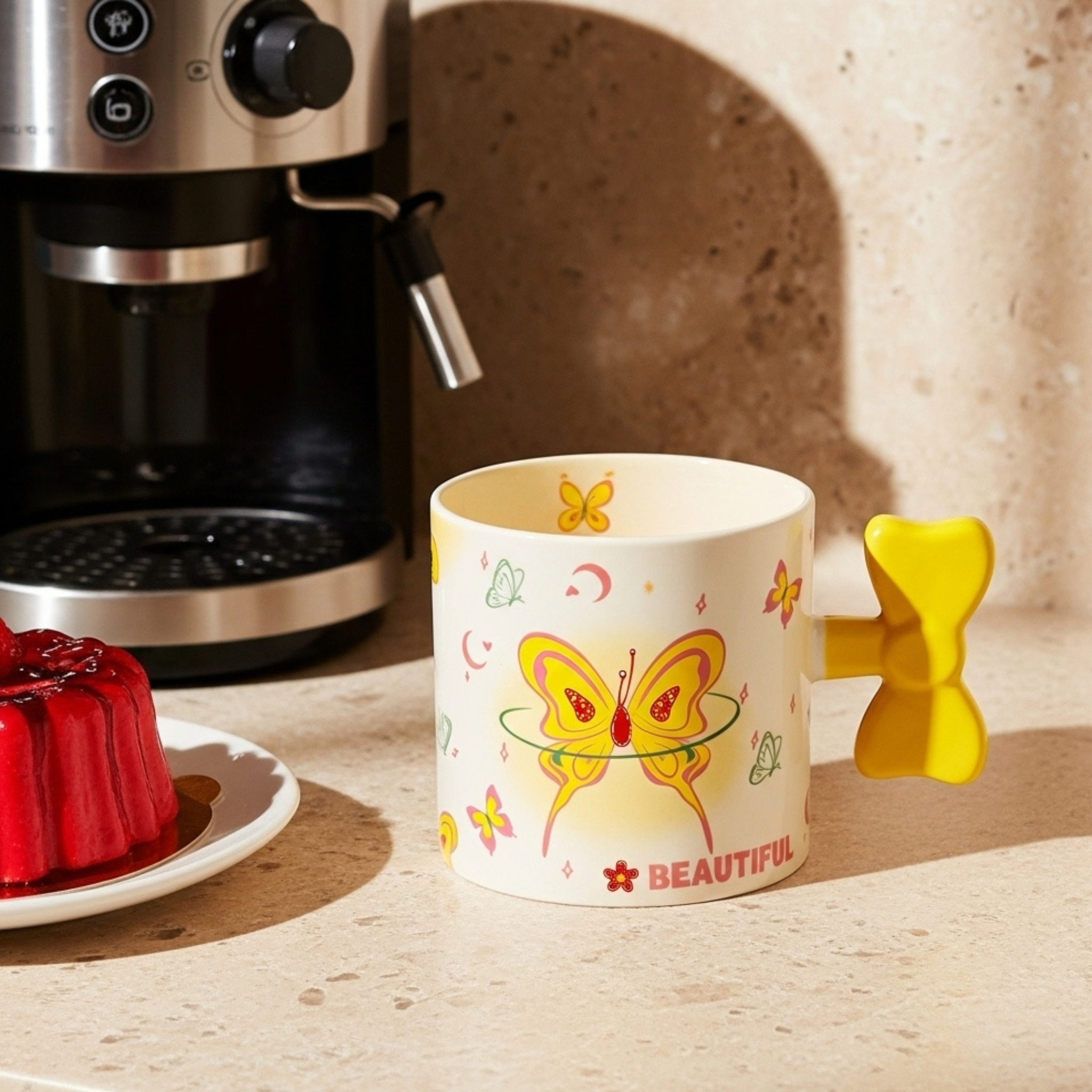 Mug papillon jaune – Anse nœud 3D “Beautiful” | Fiolla Home