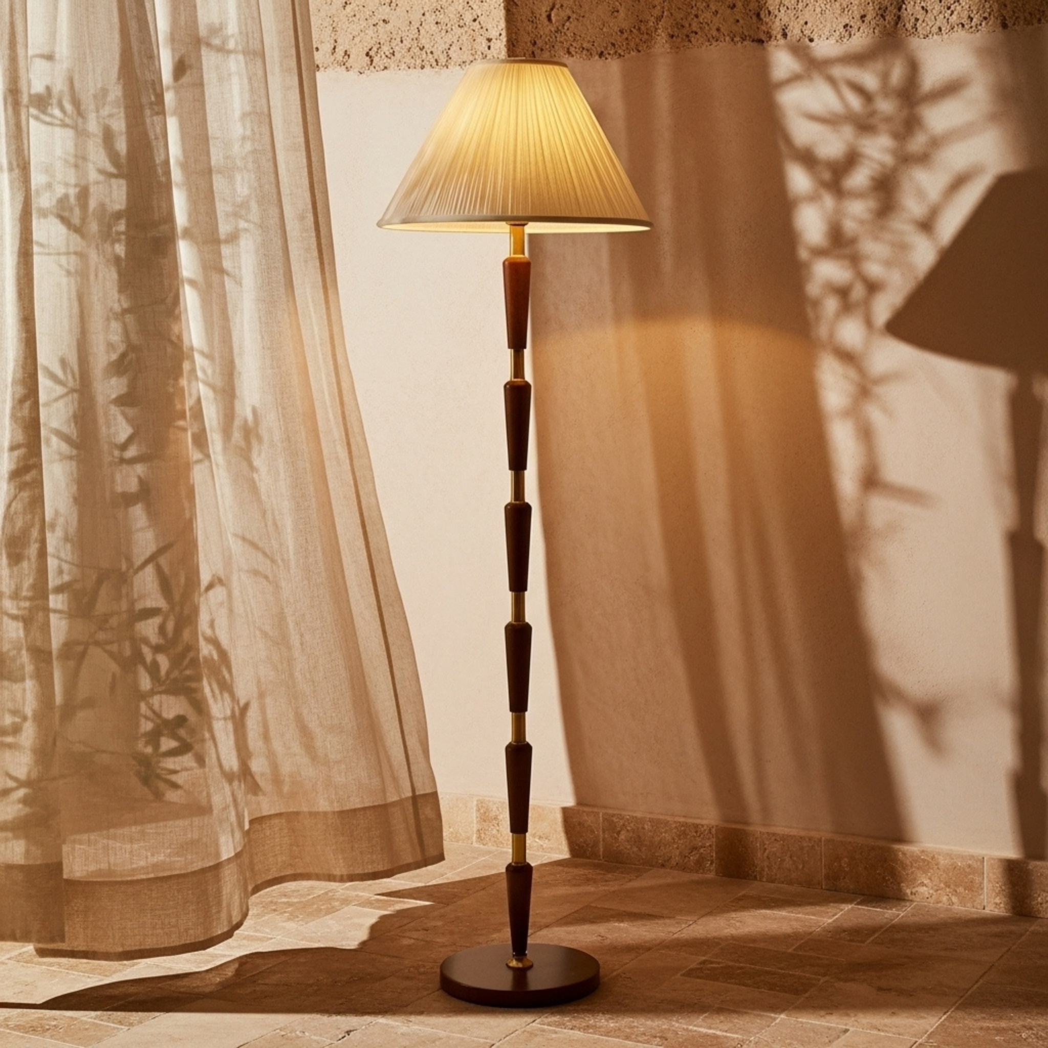 Lampadaire Mid-Century — laiton & noyer, abat-jour plissé crème