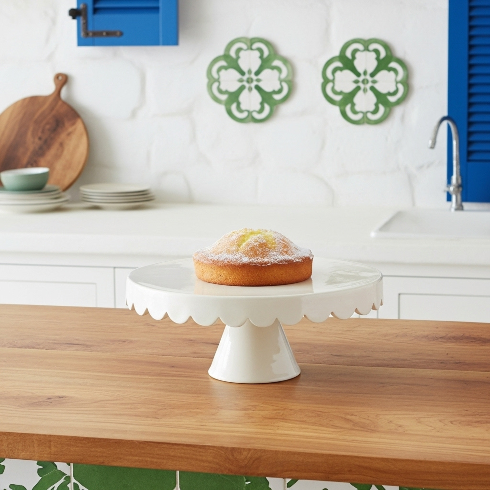 Présentoir à gâteau en céramique – Blanc ivoire, bord ondulé (100% fait main, Tunisie)