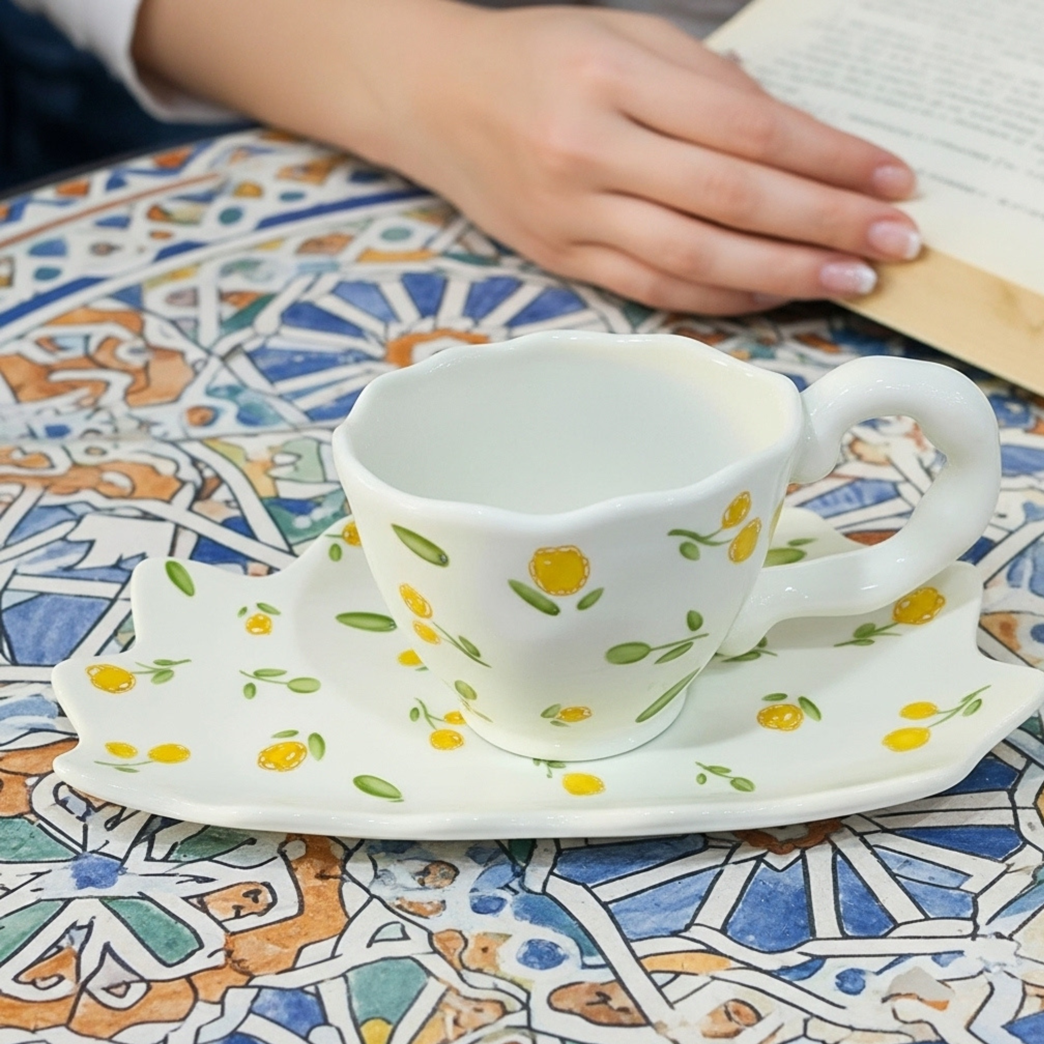 Tasse Fleurie Jaune – Céramique Élégante avec Soucoupe Fiolla Home