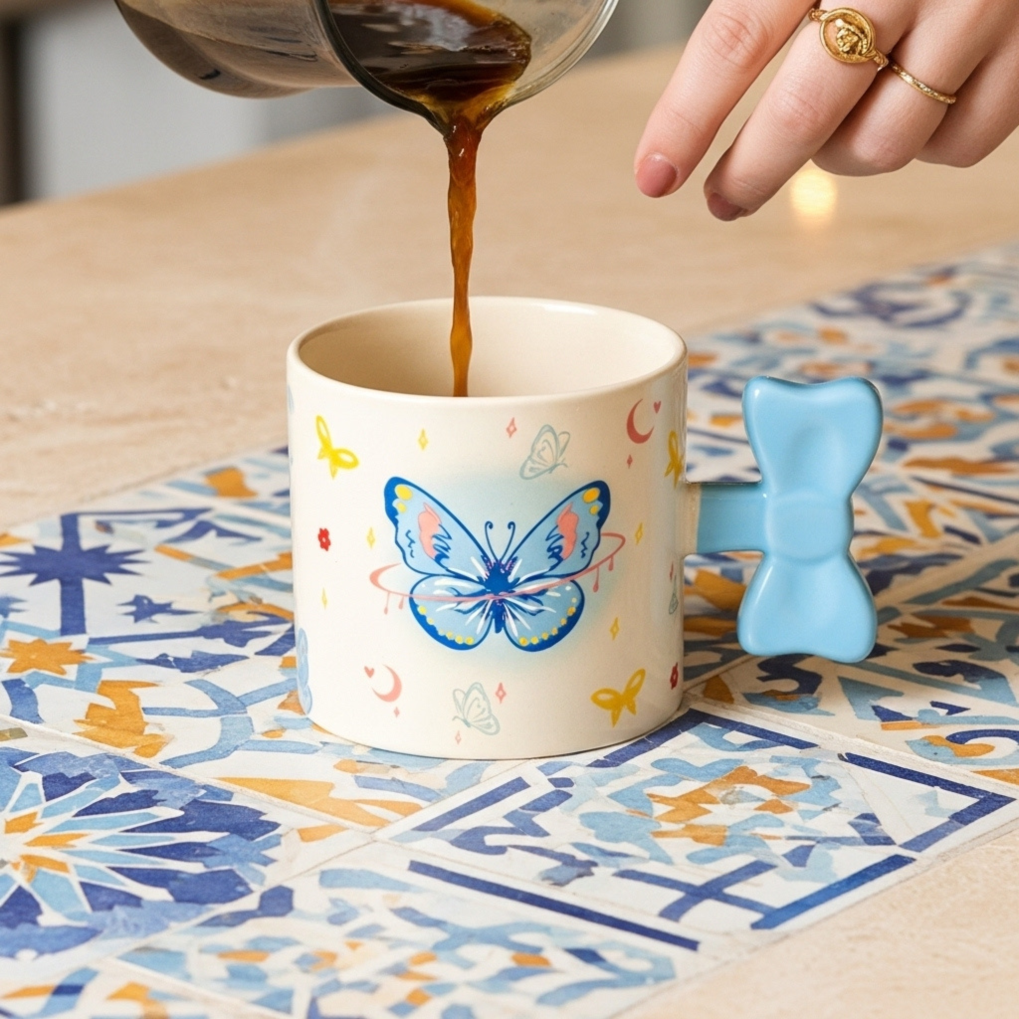 Mug papillon bleu en céramique – Anse nœud 3D | Fiolla Home