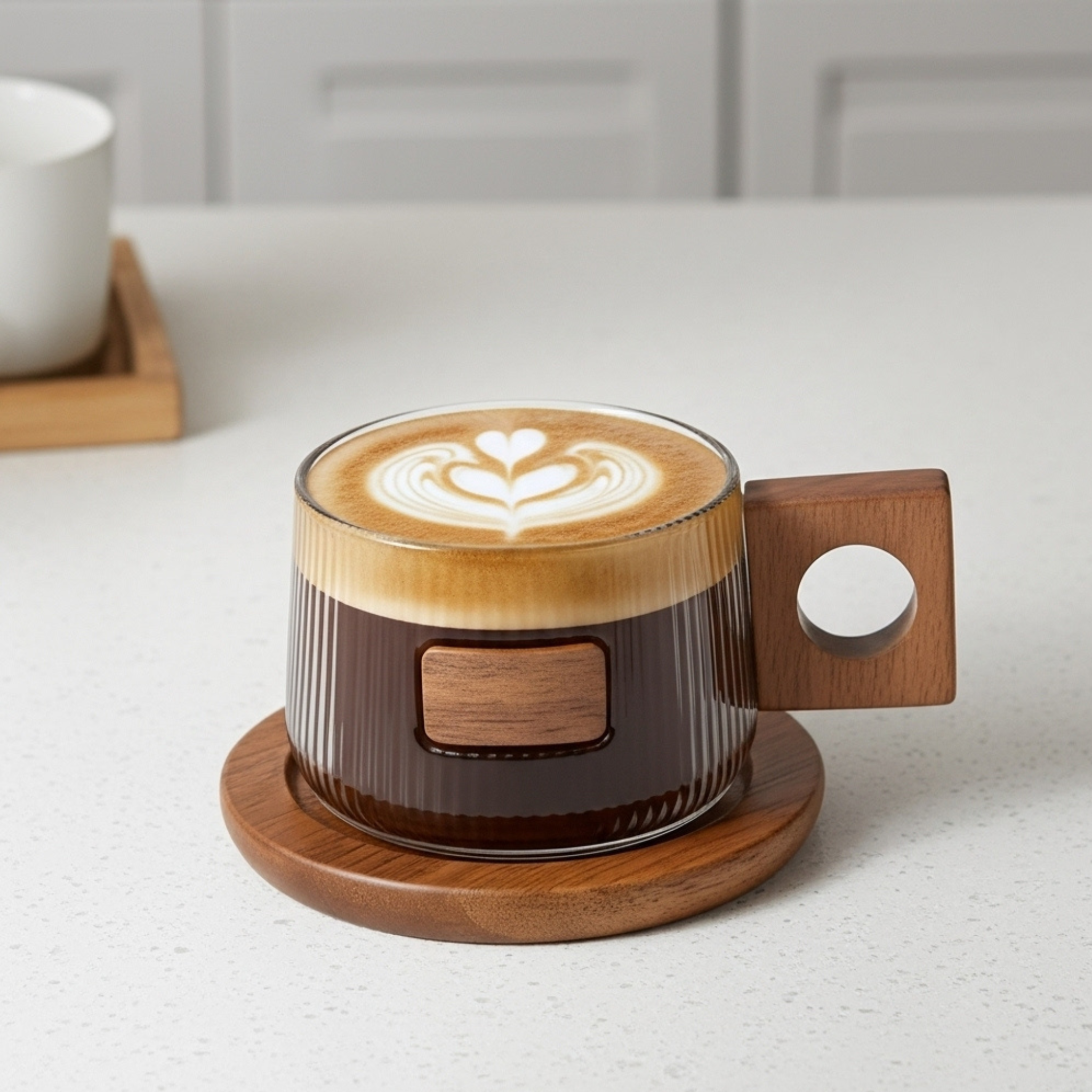 Tasse en verre nervuré avec anse bois & soucoupe – Style moderne