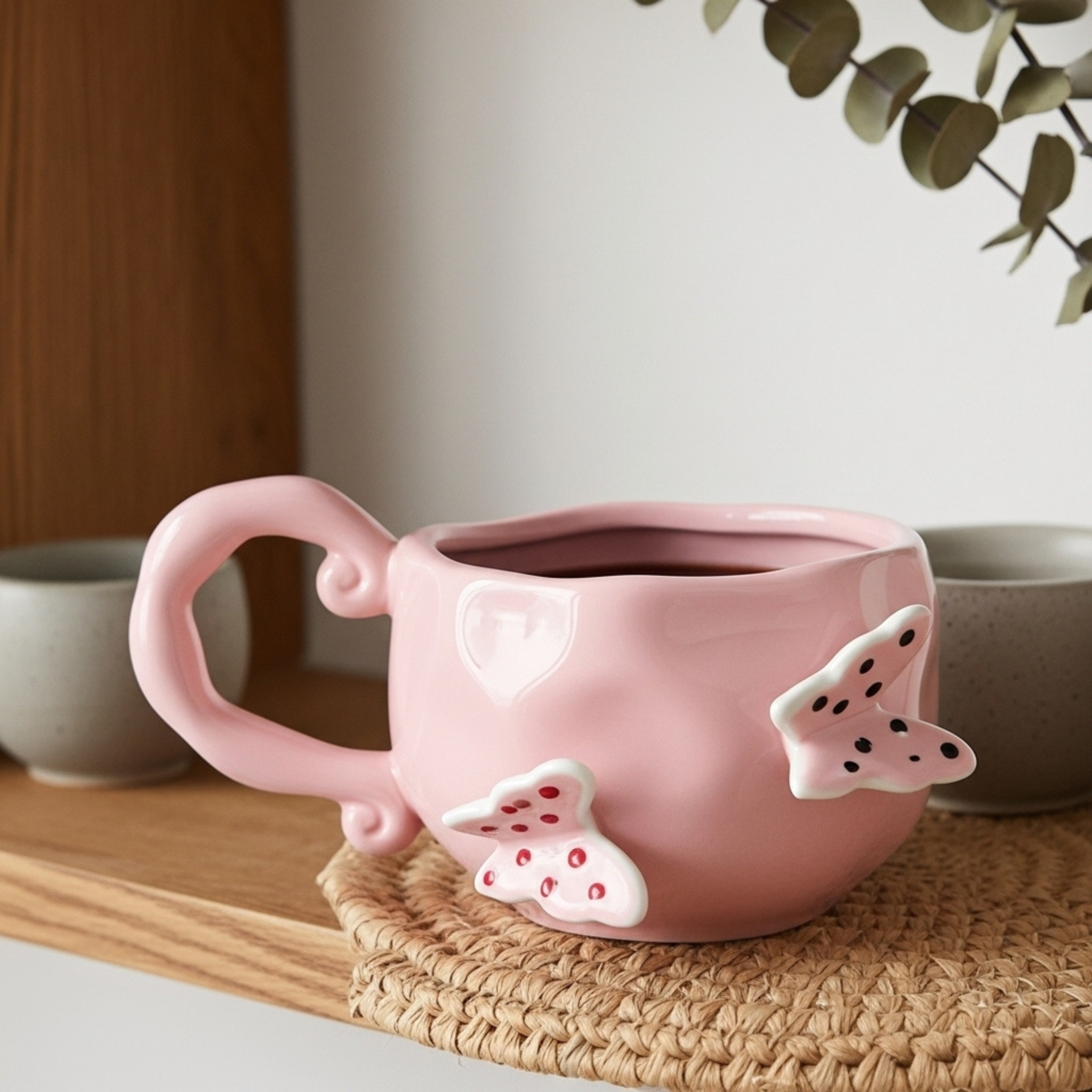 Mug Céramique Rose Papillons – Anse Sculptée | Fiolla Home Tunisie