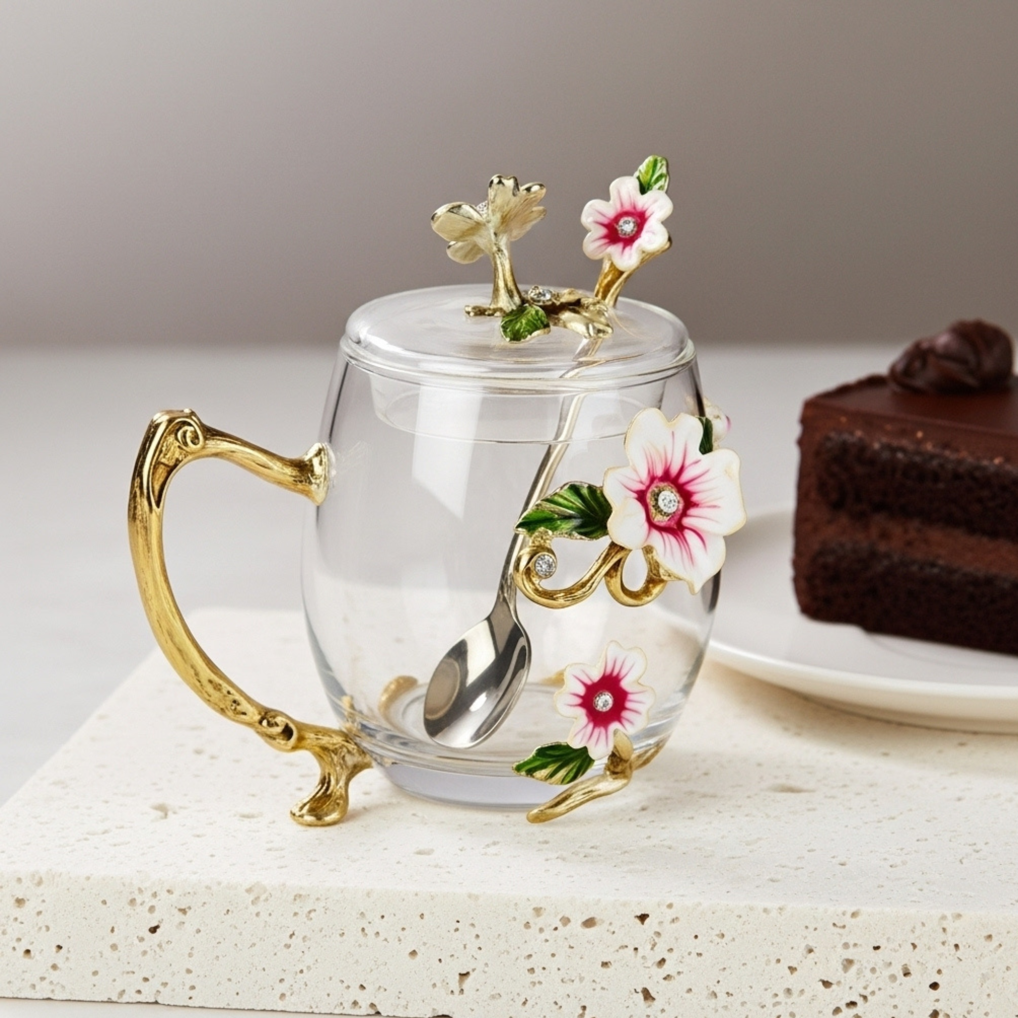 Mug Élégant en Verre et Métal Doré avec Détails Floraux et Cuillère