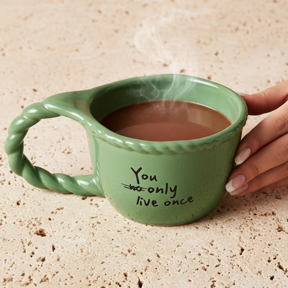 Mug en céramique vert – Anse torsadée & “You only live once” | Fiolla Home