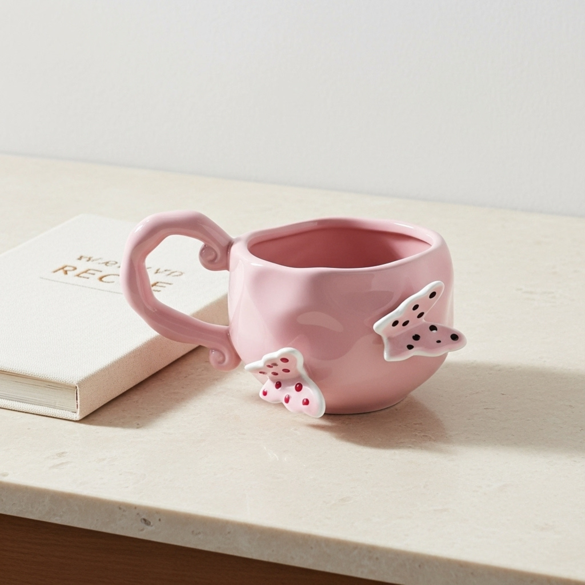 Mug Céramique Rose Papillons – Anse Sculptée | Fiolla Home Tunisie