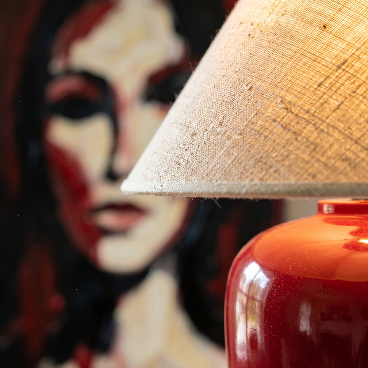 Lampe à Poser Rouge Tunisie | Pied Bois Satiné Élégant | Fiolla Home