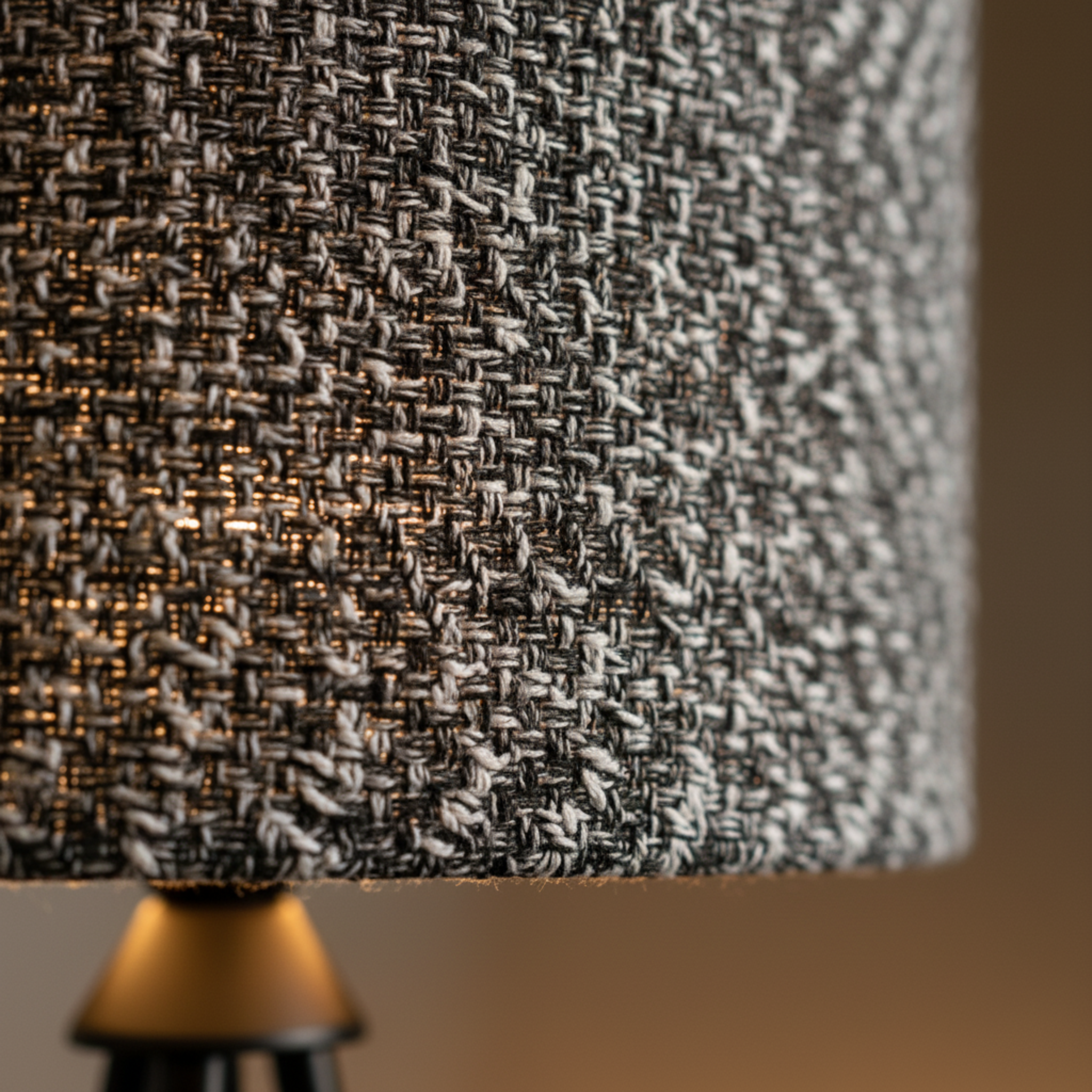 Lampadaire Trépied Métal Noir & Abat-Jour Chiné – Design Moderne