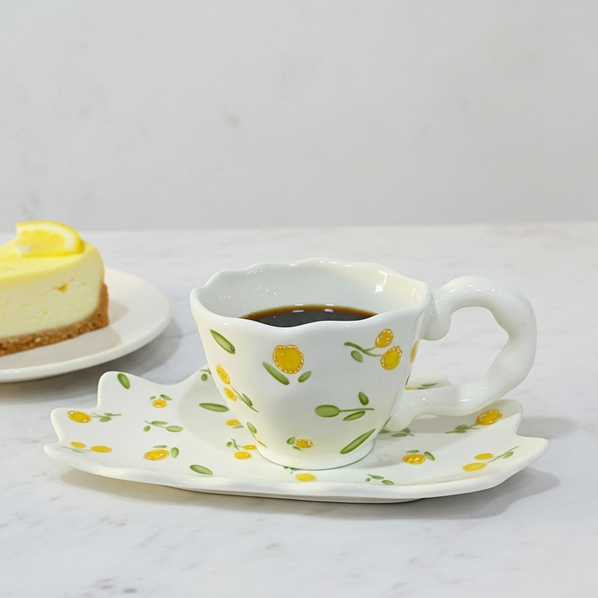 Tasse Fleurie Jaune – Céramique Élégante avec Soucoupe Fiolla Home