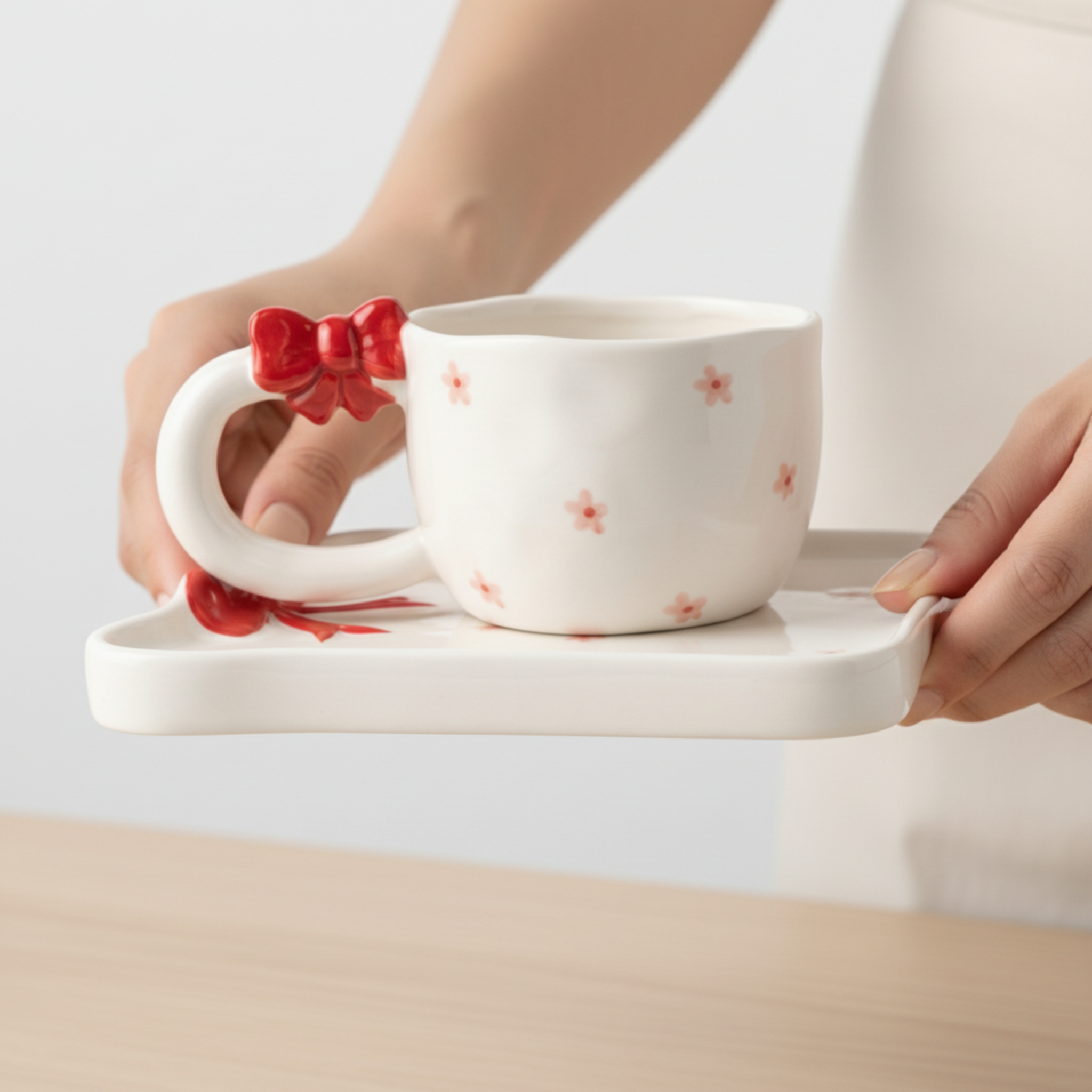 Mug Céramique Coquette Nœud Rouge & Fleurs - Tasse avec Soucoupe Design